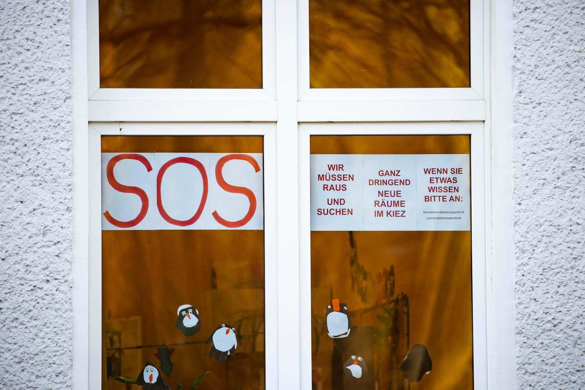 SOS-Nachricht auf den Fenstern der Kita TobLacher in Berlin am 2. Februar 2023