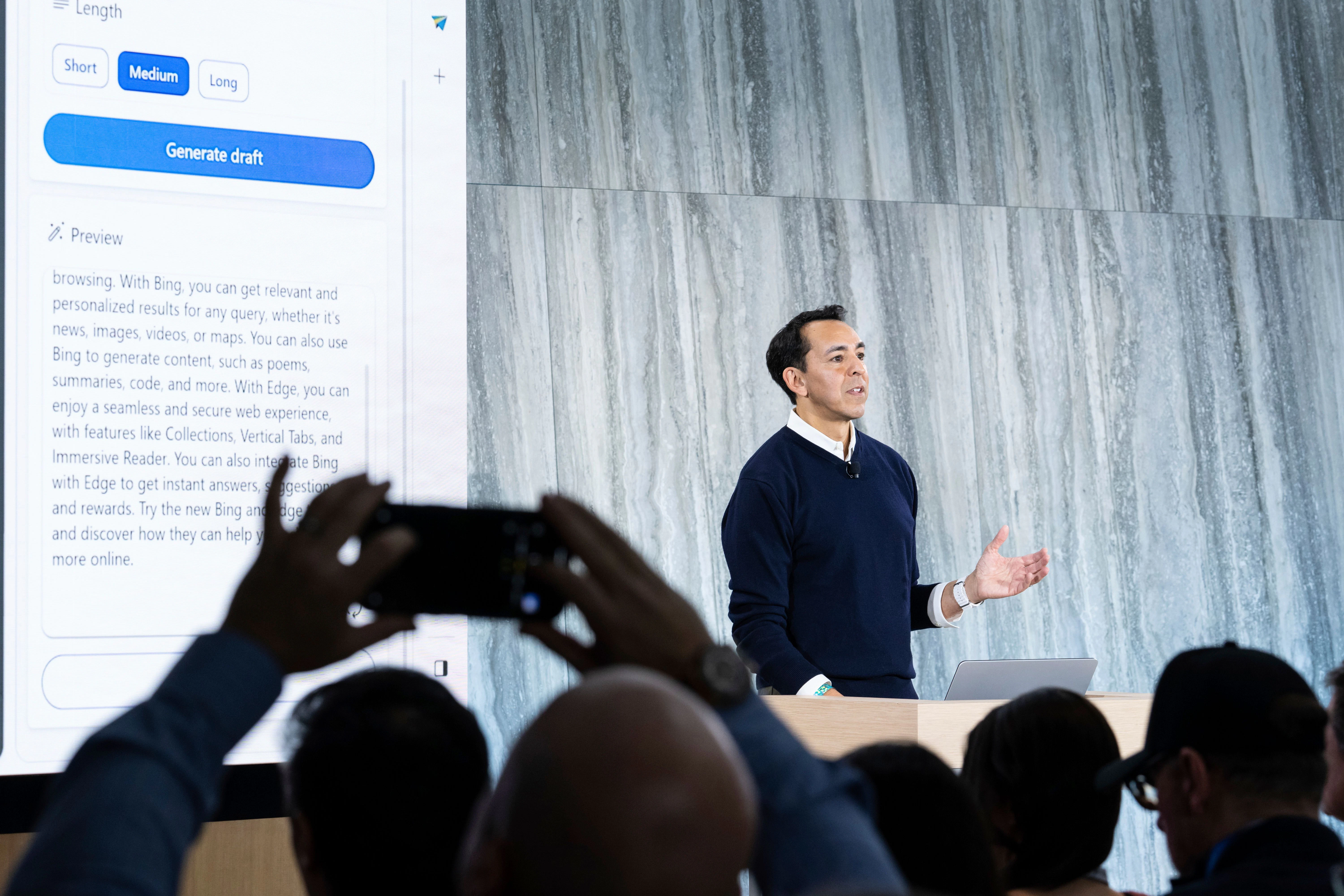 Yusuf Mehdi, Microsoft Corporate Vice President of Search demonstriert die neue Bing-Suche.