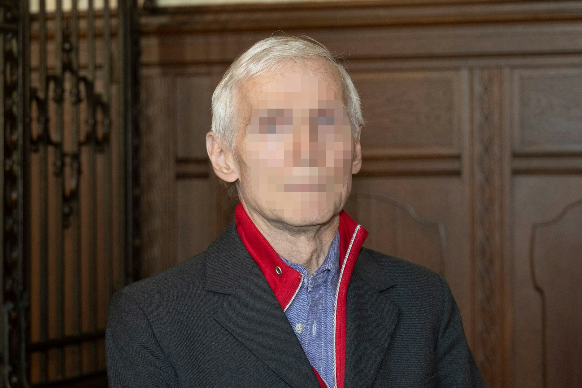 Der angeklagte Pensionär steht als gebrochener Mann vor Gericht.