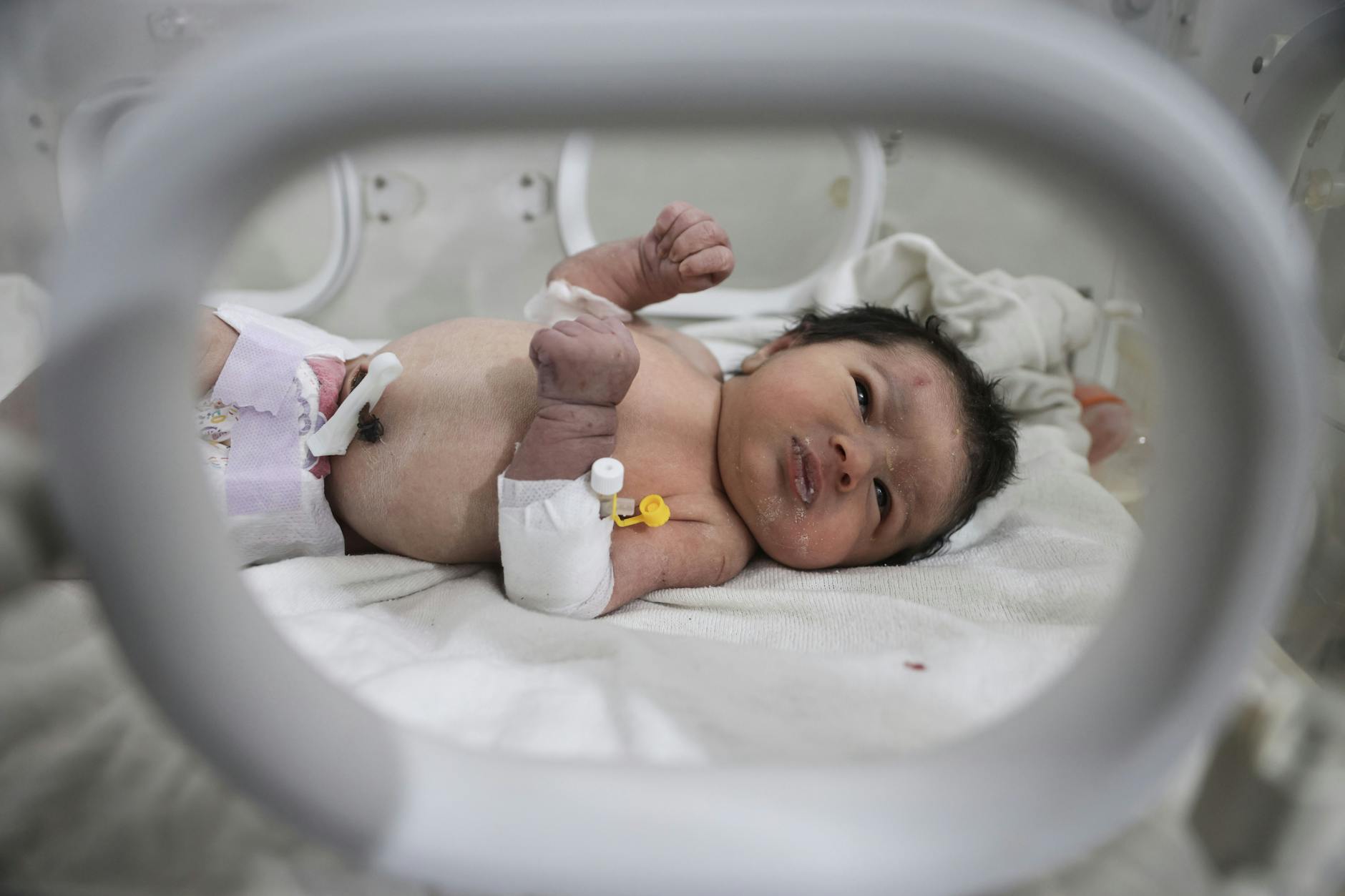 Aja, das sogenannte „Wunderbaby“, wurde nach dem verheerenden Erdbeben an der türkisch-syrischen Grenze unter einem zerstörten Haus gerettet. Vermutet wird, dass die Mutter kurz nach der Geburt starb.