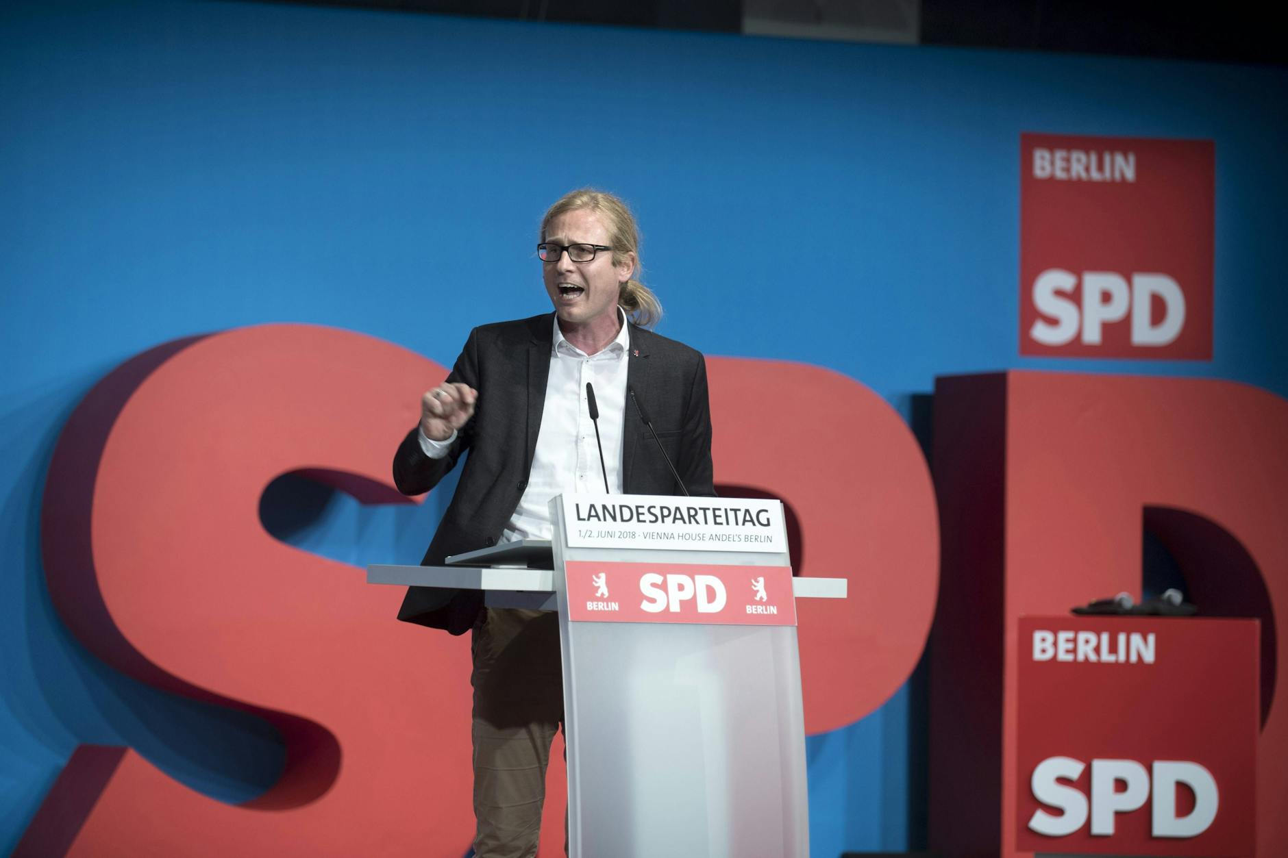Kevin Hönicke auf einem Landesparteitag der Berliner SPD 2018 in Berlin
