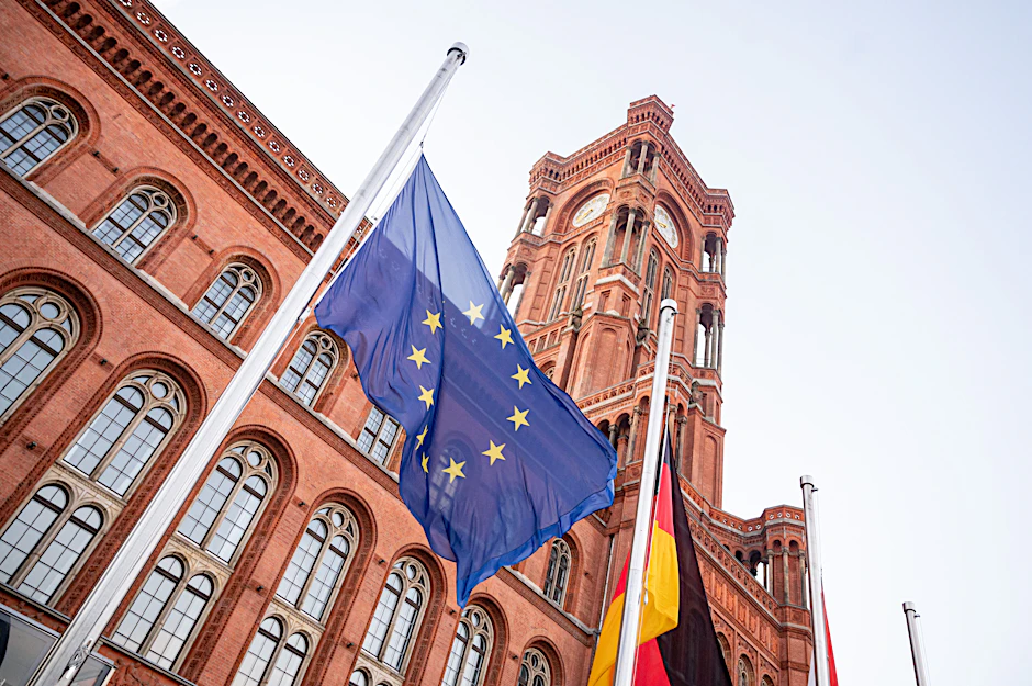 Die Flaggen vor dem Roten Rathaus stehen nach dem Erdbeben in der Türkei und Syrien auf Halbmast.&nbsp;