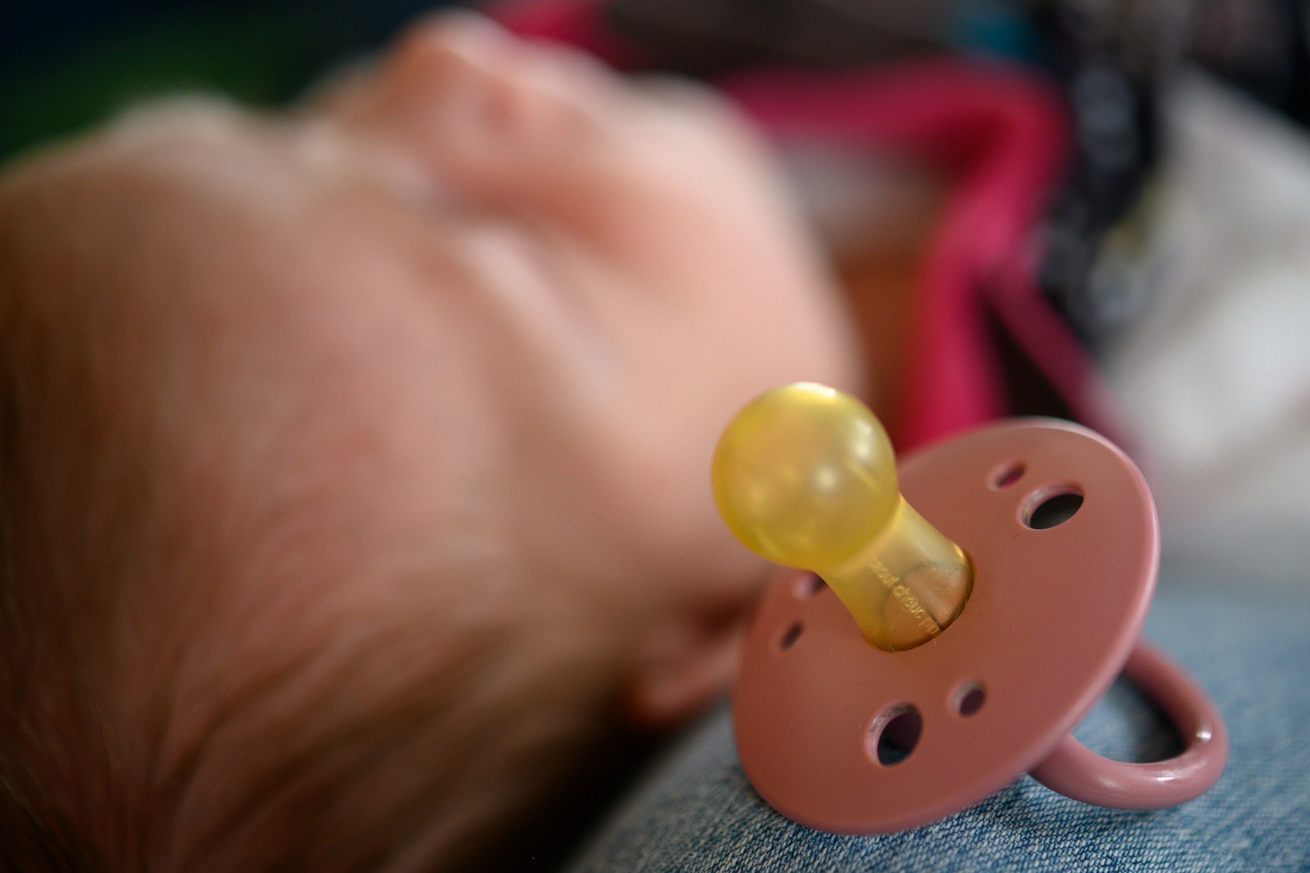 Ein neugeborenes Kind: In Lichtenberg brauche man bis zu vier Monaten, bis eine Geburtsurkunde ausgestellt ist. Der Bezirk wehrt sich gegen diese Behauptung.