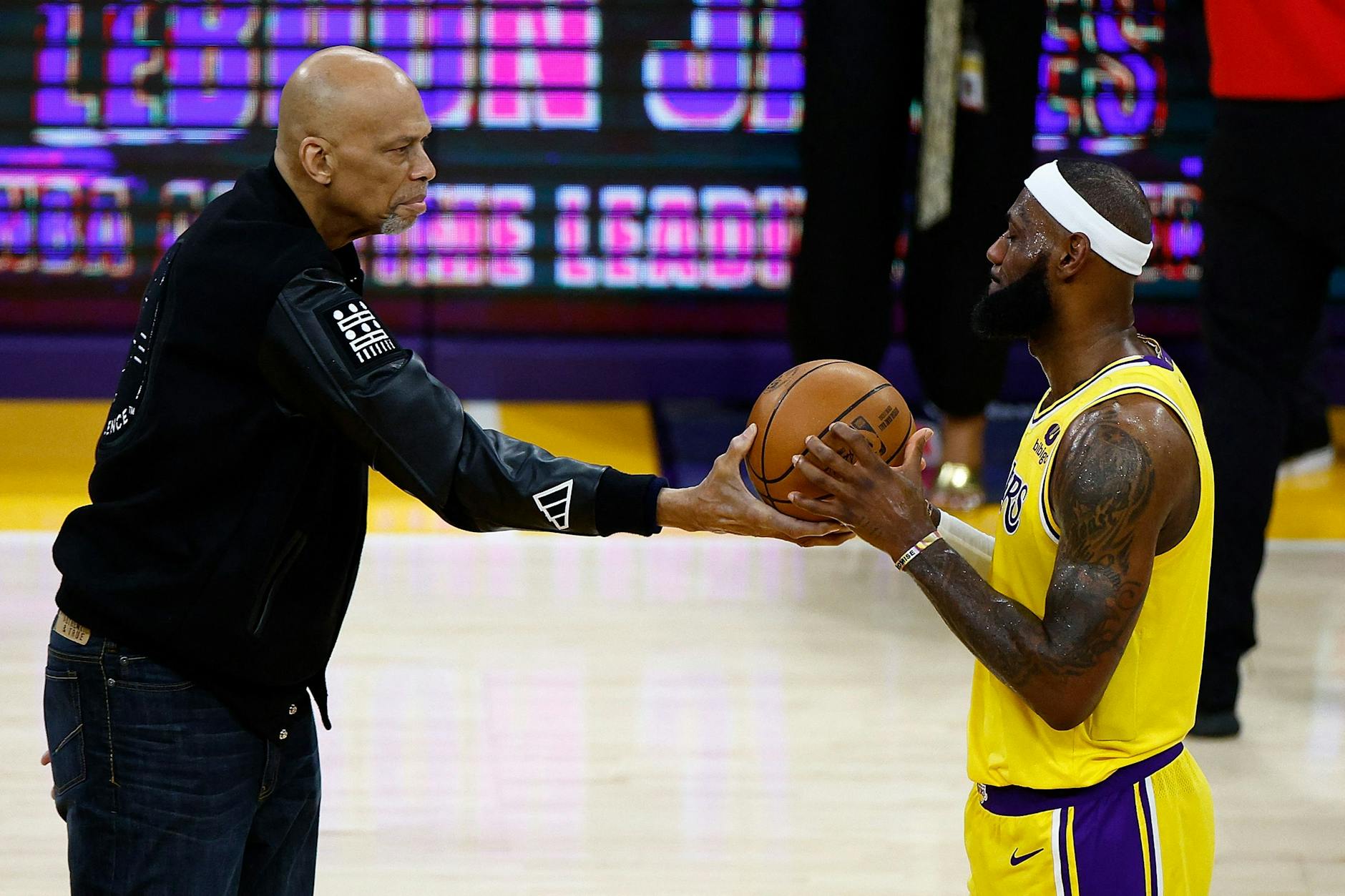 Symbolisch überreicht Kareem Abdul-Jabbar LeBron James einen Basketball für den Punkterekord.