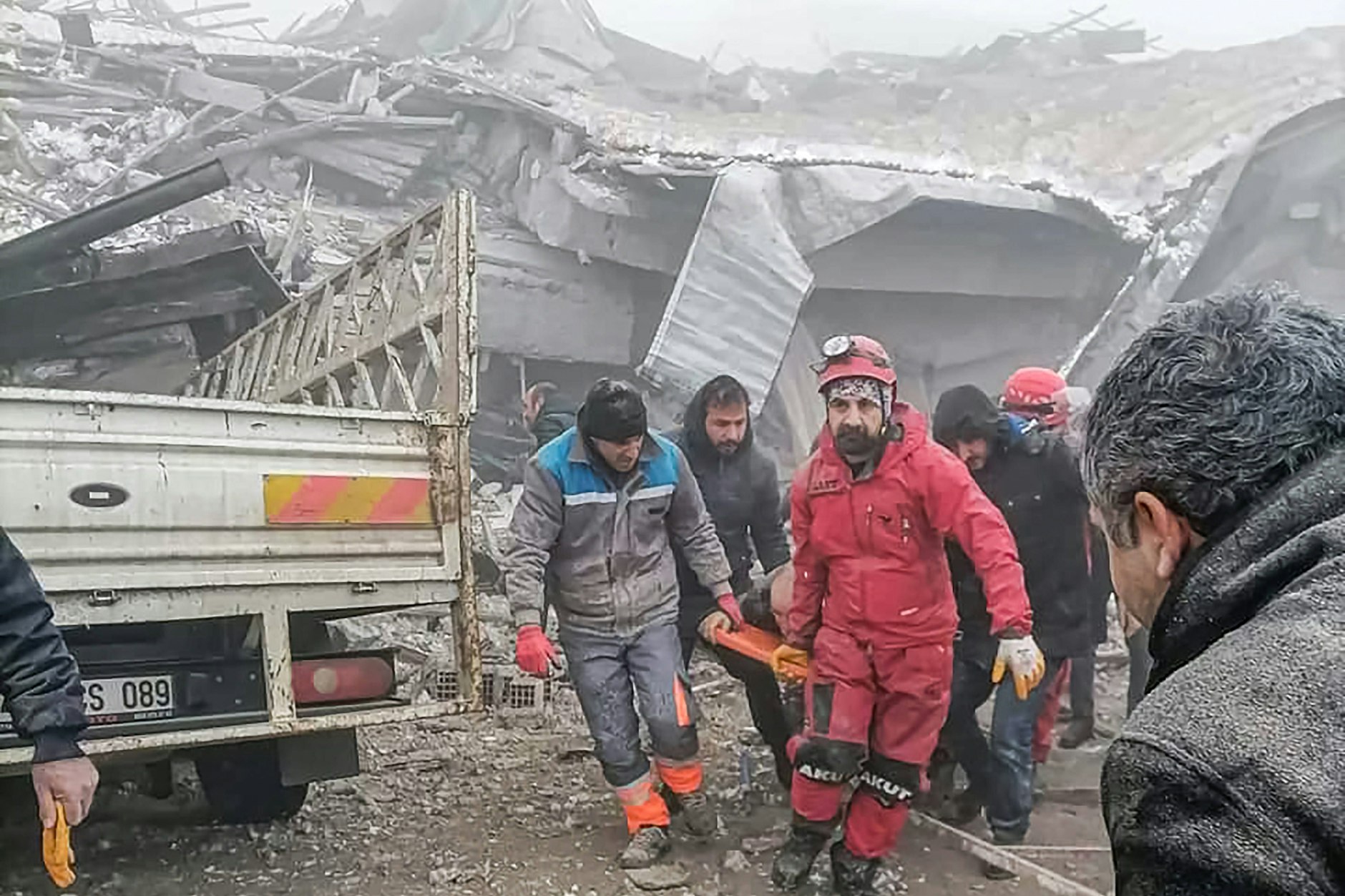 Retter holen ein Erdbeben-Opfer aus den Trümmern in Kahramanmaras.