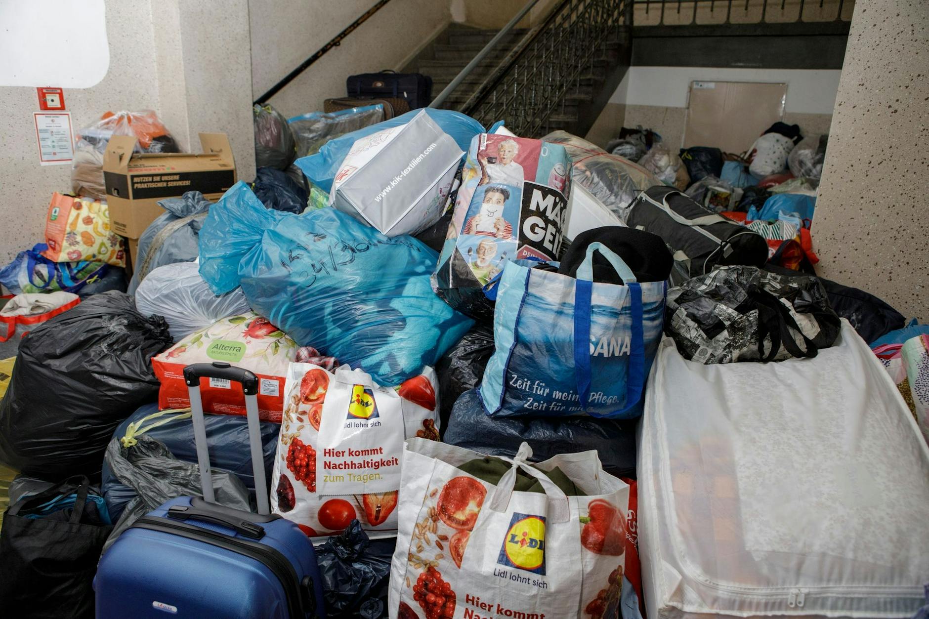 Viele Sammelstellen haben inzwischen vorläufig geschlossen, weil so viel gespendet wurde.