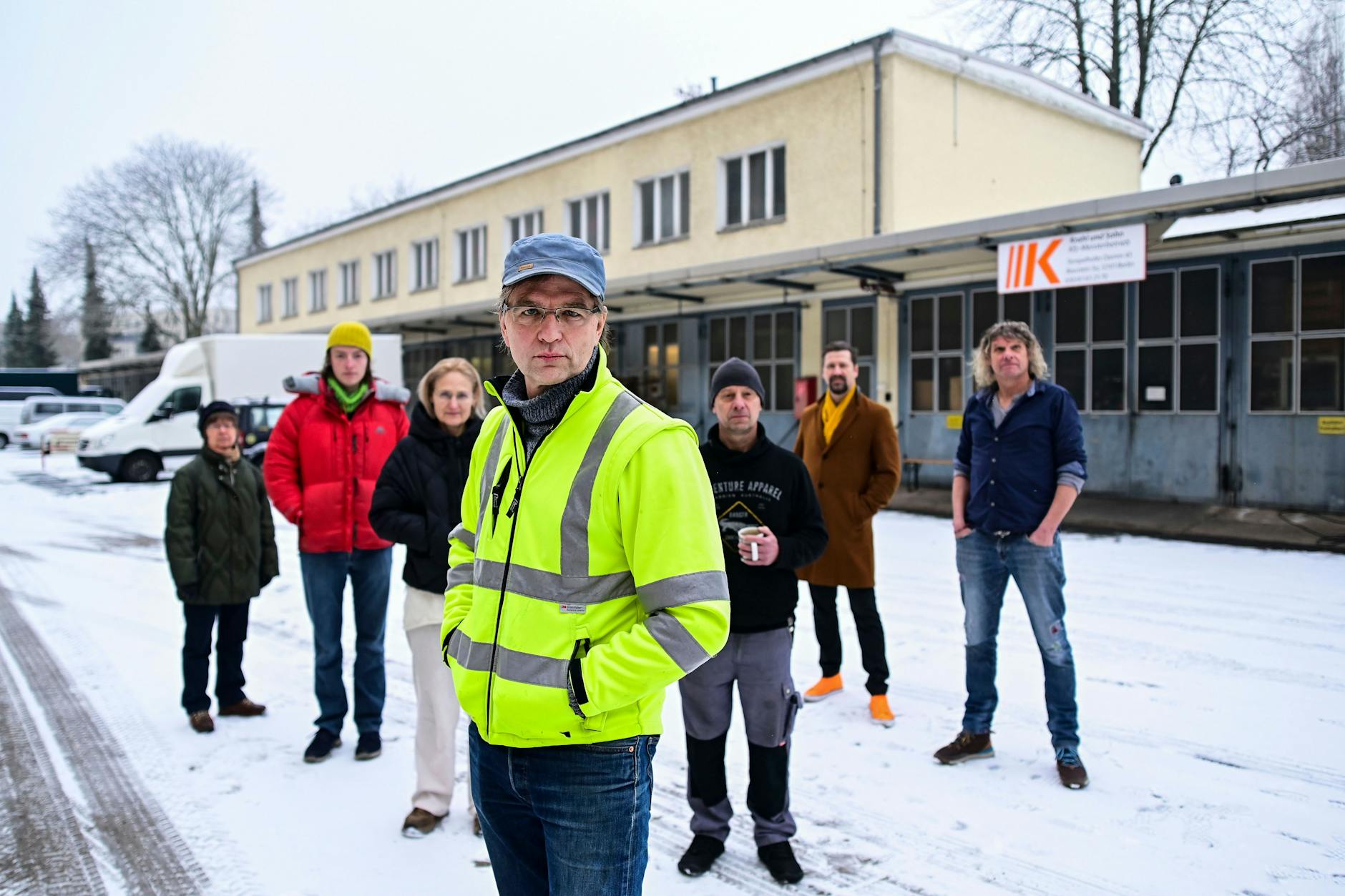 Sie sollen raus: Jens Kleihauer (vorne) und Mitstreiter, die bislang die Räume im Bauteil 5a des alten Flughafens nutzen. Das Gebäude ist im Hintergrund zu sehen.
