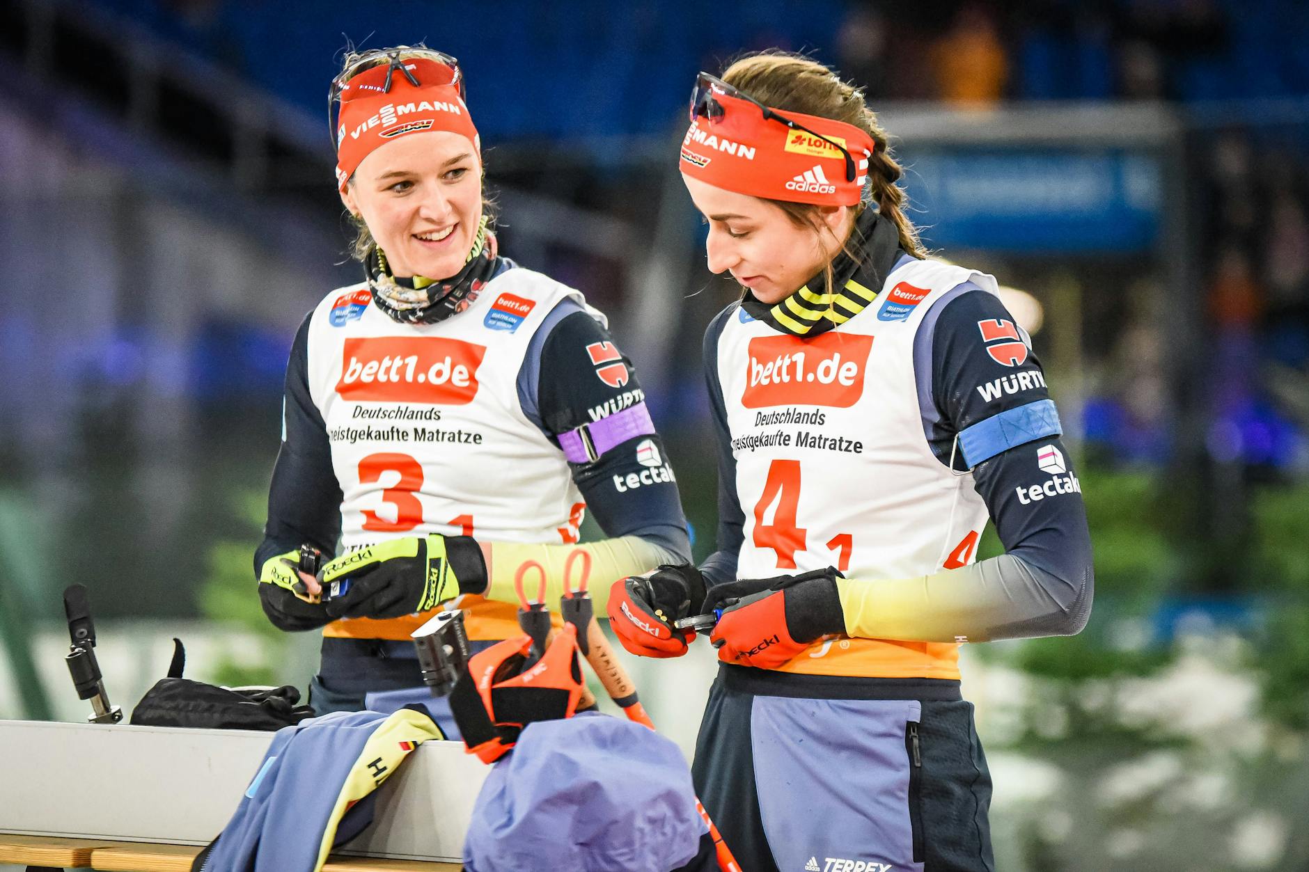 Denise Herrmann-Wick (l.) und Vanessa Voigt wollen zusammen mit Benedikt Doll und Roman Rees (beide nicht im Bild) die erste Medaille bei der Biathlon-WM in Oberhof holen.