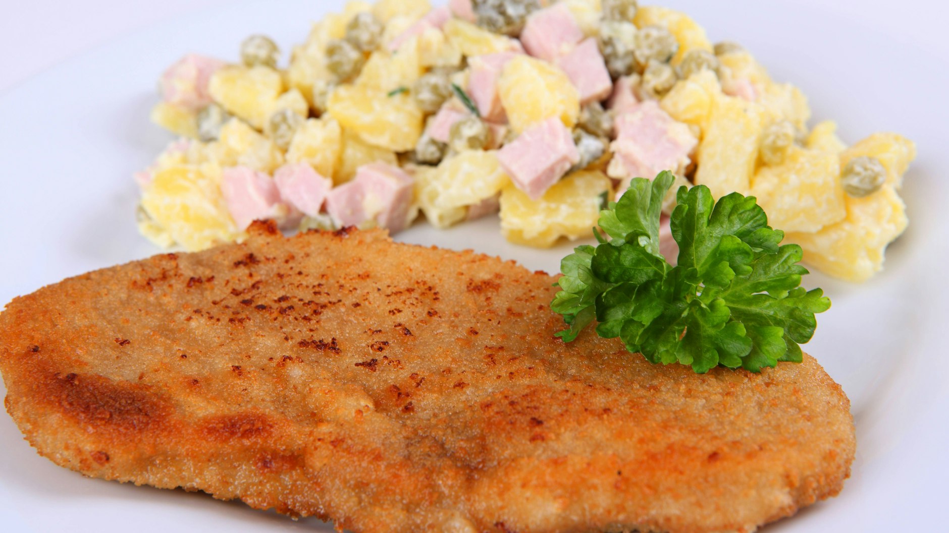 Dieses Rezept für Kartoffelsalat ist die perfekte Beilage - etwa zum Schnitzel.