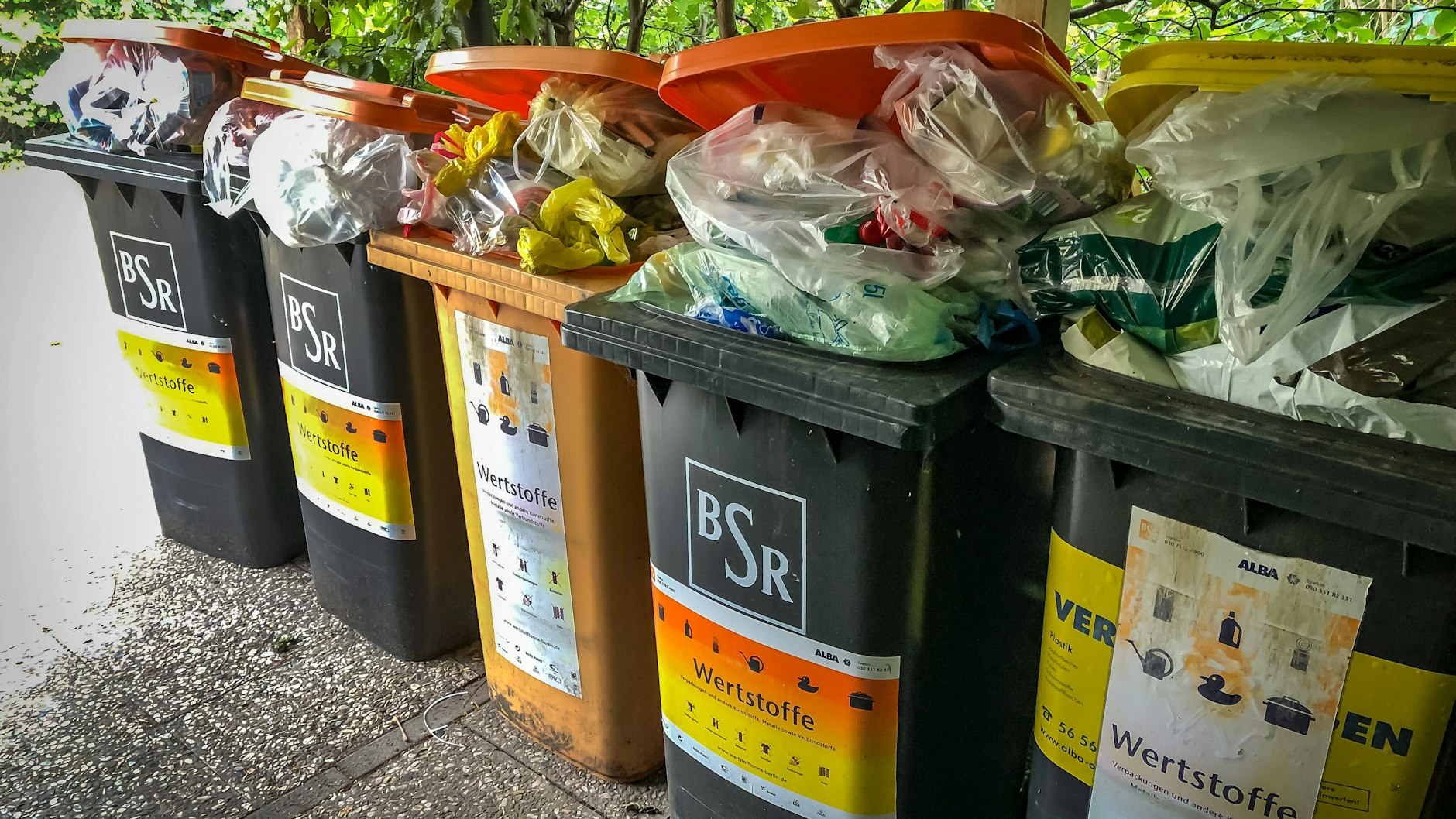 Volle Tonnen drohen überzulaufen, denn die Müllabfuhr entsorgt nicht gleich nach dem Streik, sondern erst zum nächsten Termin. 