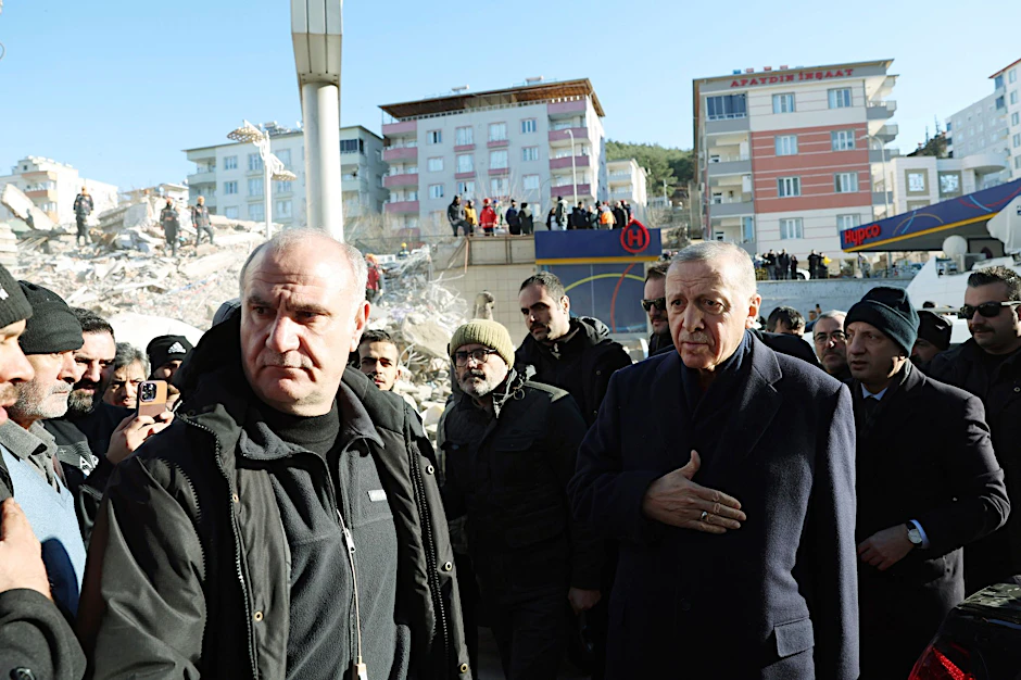 Der türkische Präsident Recep Tayyip Erdogan (r.) im zerstörten Stadtzentrum von Kahramanmaras