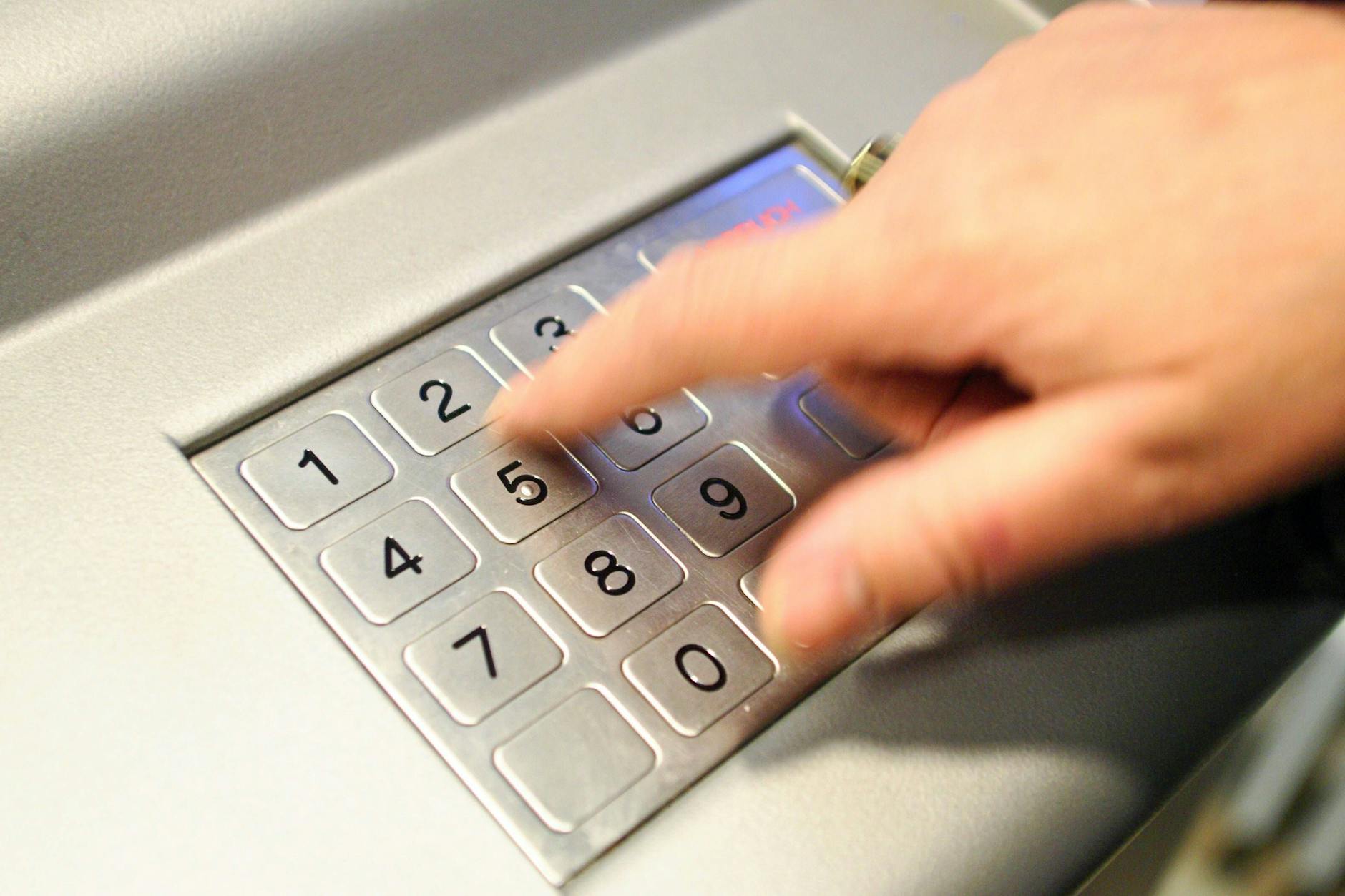 Wenn dann auch noch die Post streikt, kann man lange auf die neue Karte und PIN warten.