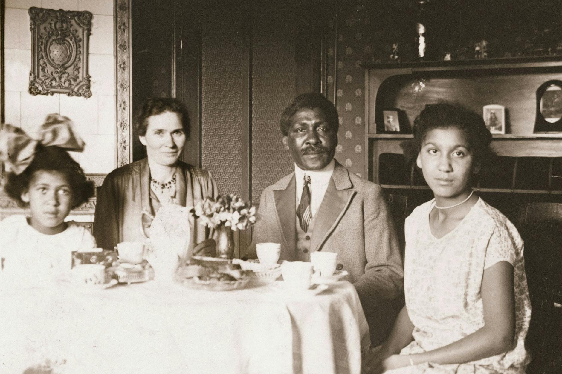 Mandenga und Emilie Diek mit ihren Töchtern Erika und Dorothea, Danzig, 1920er-Jahre