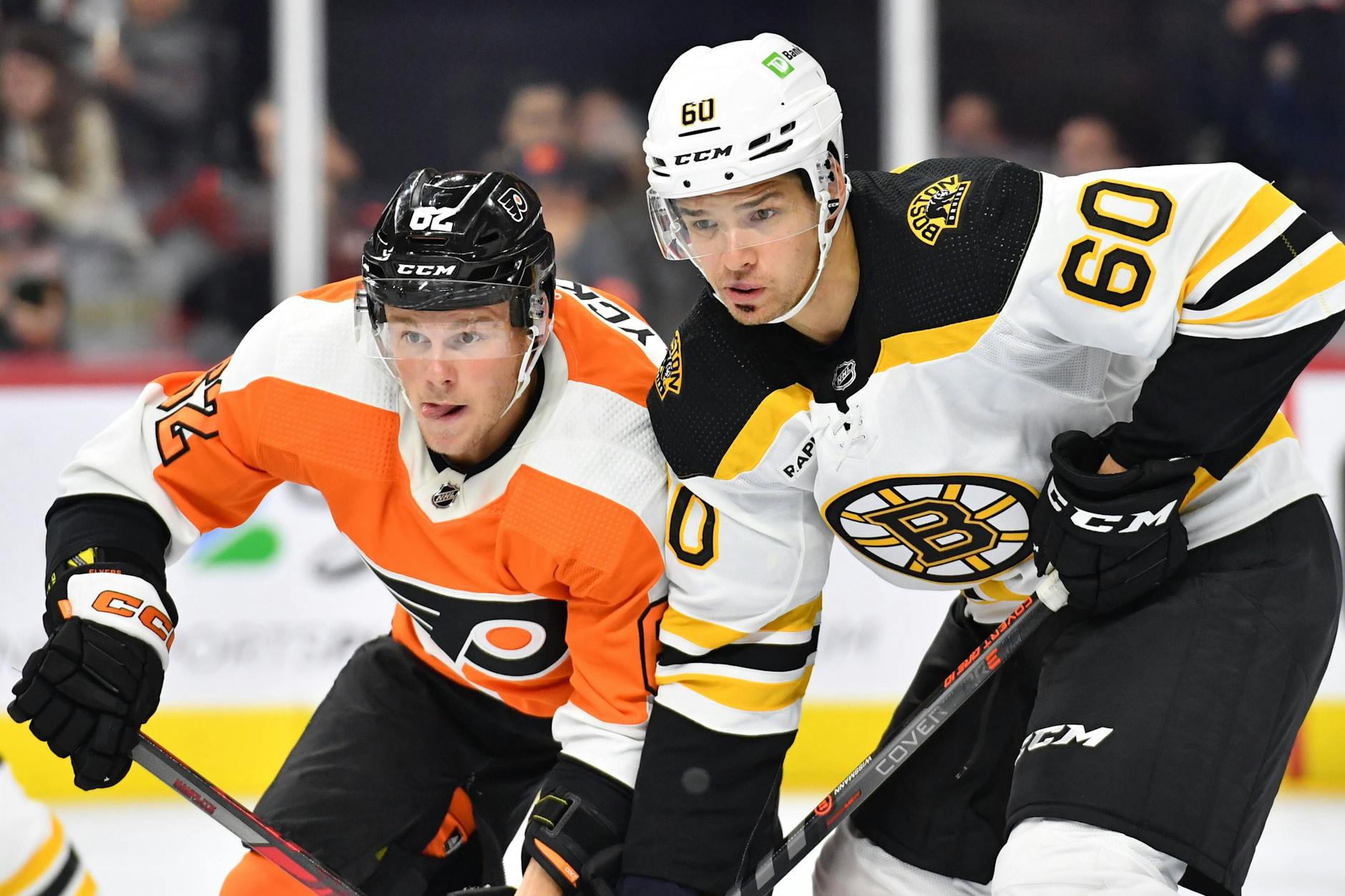 Kai Wissmann (r.) gibt im Dress der Boston Bruins bei einem Pre-Season-Spiel alles gegen Philadelphias Olle Lycksell. Bei den Eisbären ist der Verteidiger nicht in Vergessenheit geraten.