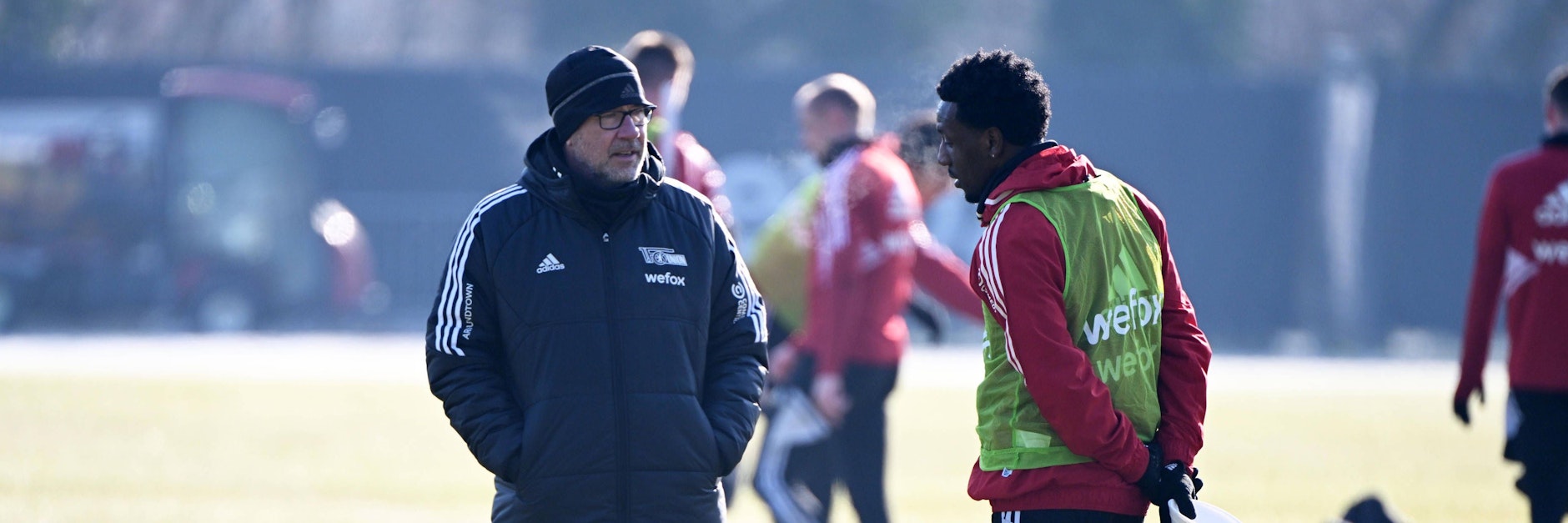 Urs Fischer, Trainer des 1. FC Union Berlin, im Gespräch mit seinem Angreifer Sheraldo Becker zwei Tage nach dem Sieg gegen den FSV Mainz 05.