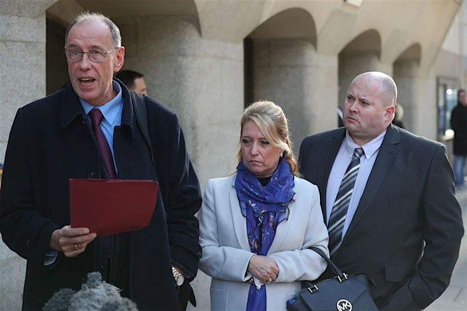 London: Denise Fergus, die Mutter des ermordeten James Bulger, und ihr Ehemann Stuart (r.) lassen nach der Gerichtsverhandlung vor dem Gerichtsgebäude Old Bailey eine Stellungnahme verlesen.