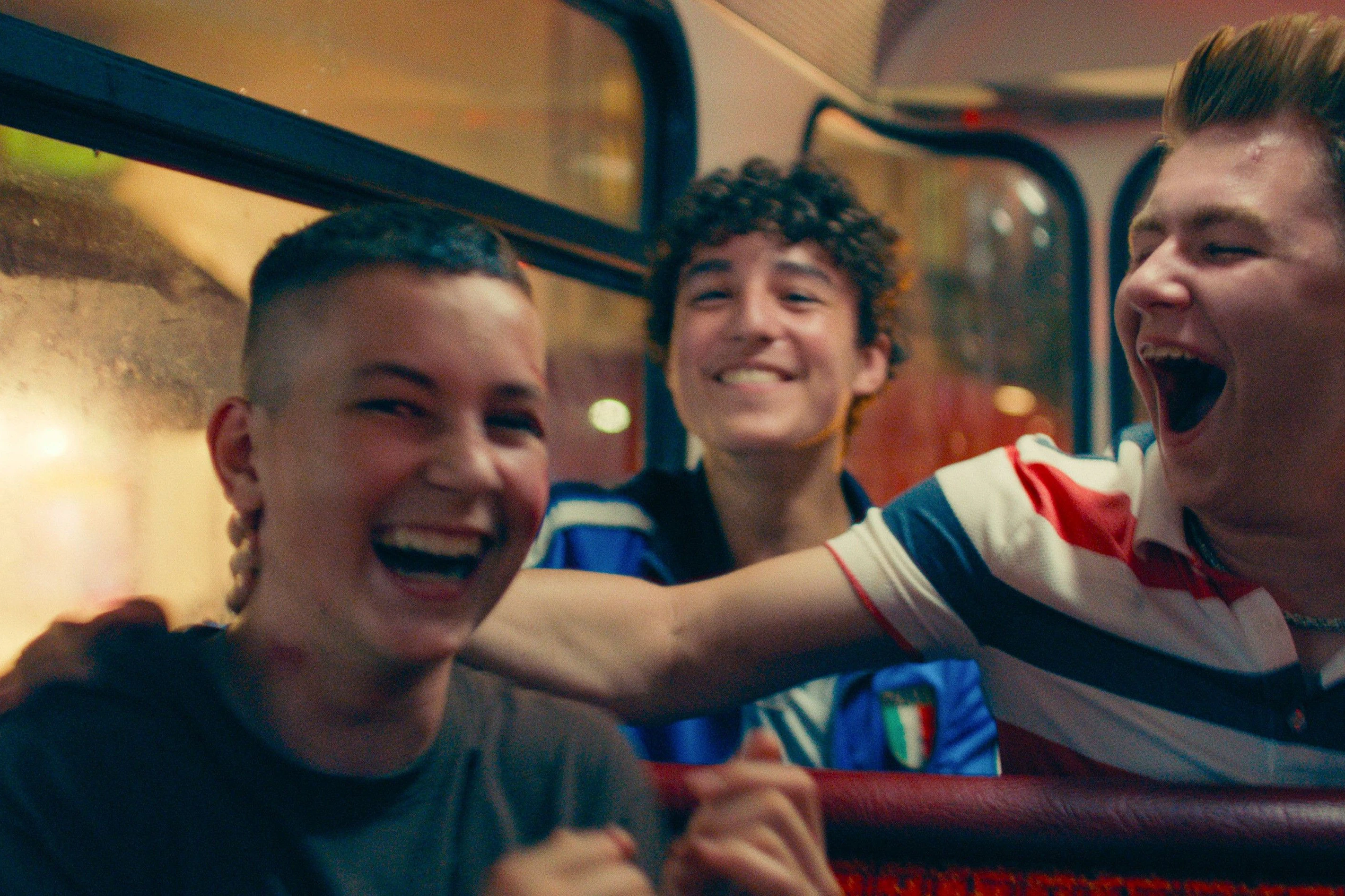 Mal lachen sie, mal weinen sie – ein authentischer Film über vier Jugendliche aus Neukölln.