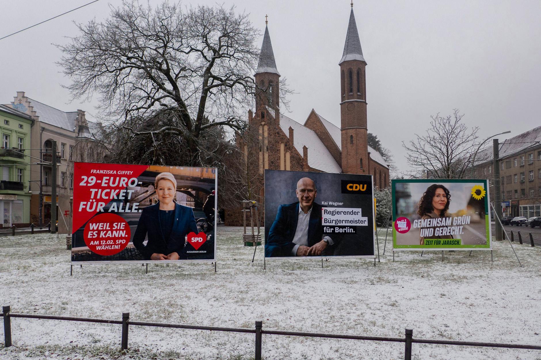 Franziska Giffey auf einem Wahlplakat neben ihren Konkurrenten in Berlin-Pankow.
