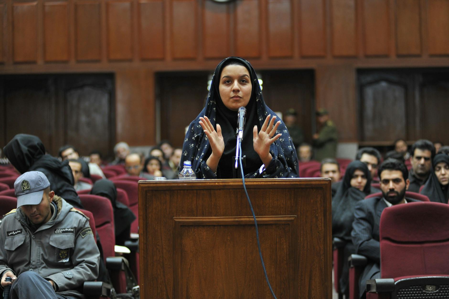 Reyhaneh Jabbari vor Gericht. 