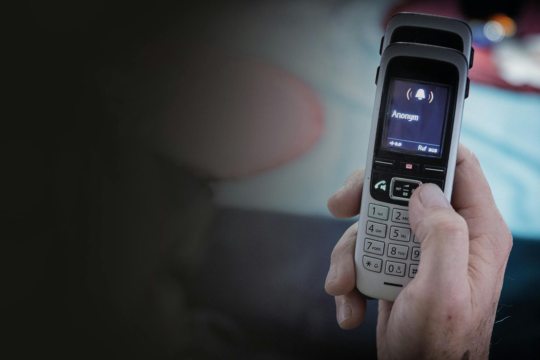 Vor allem ältere Menschen werden oft Opfer von Telefon-Betrug. Derzeit ist eine besonders perfide Masche im Umlauf.