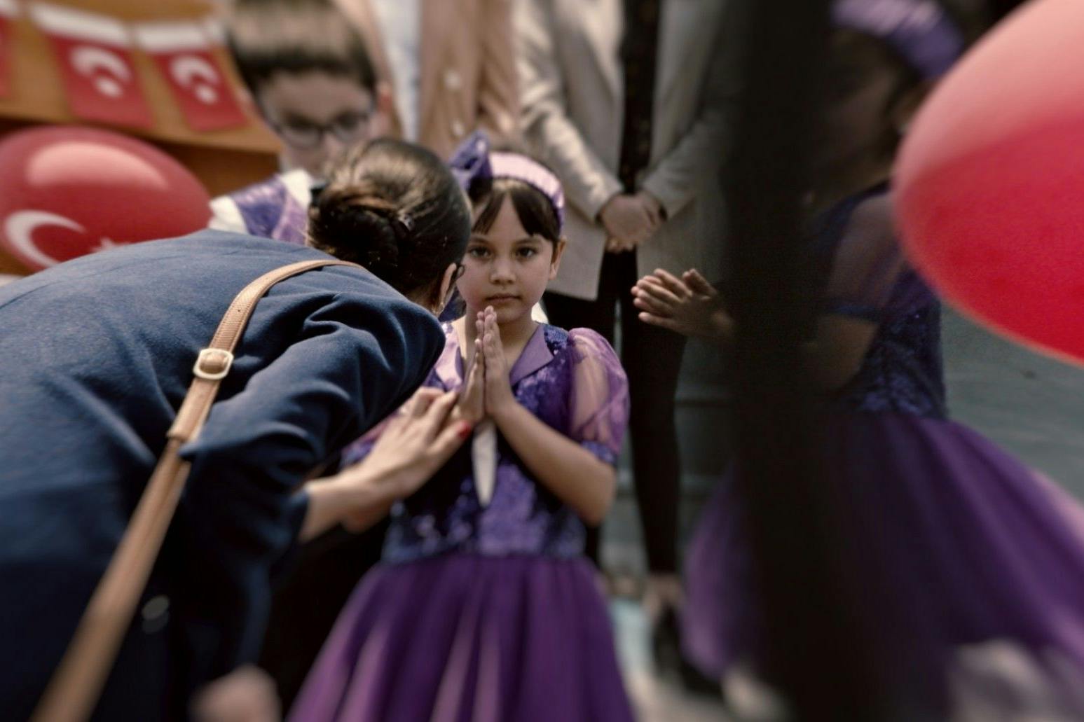 Schon mit sieben Jahren muss Melek (Çağla Yurga) eine große Bürde tragen.