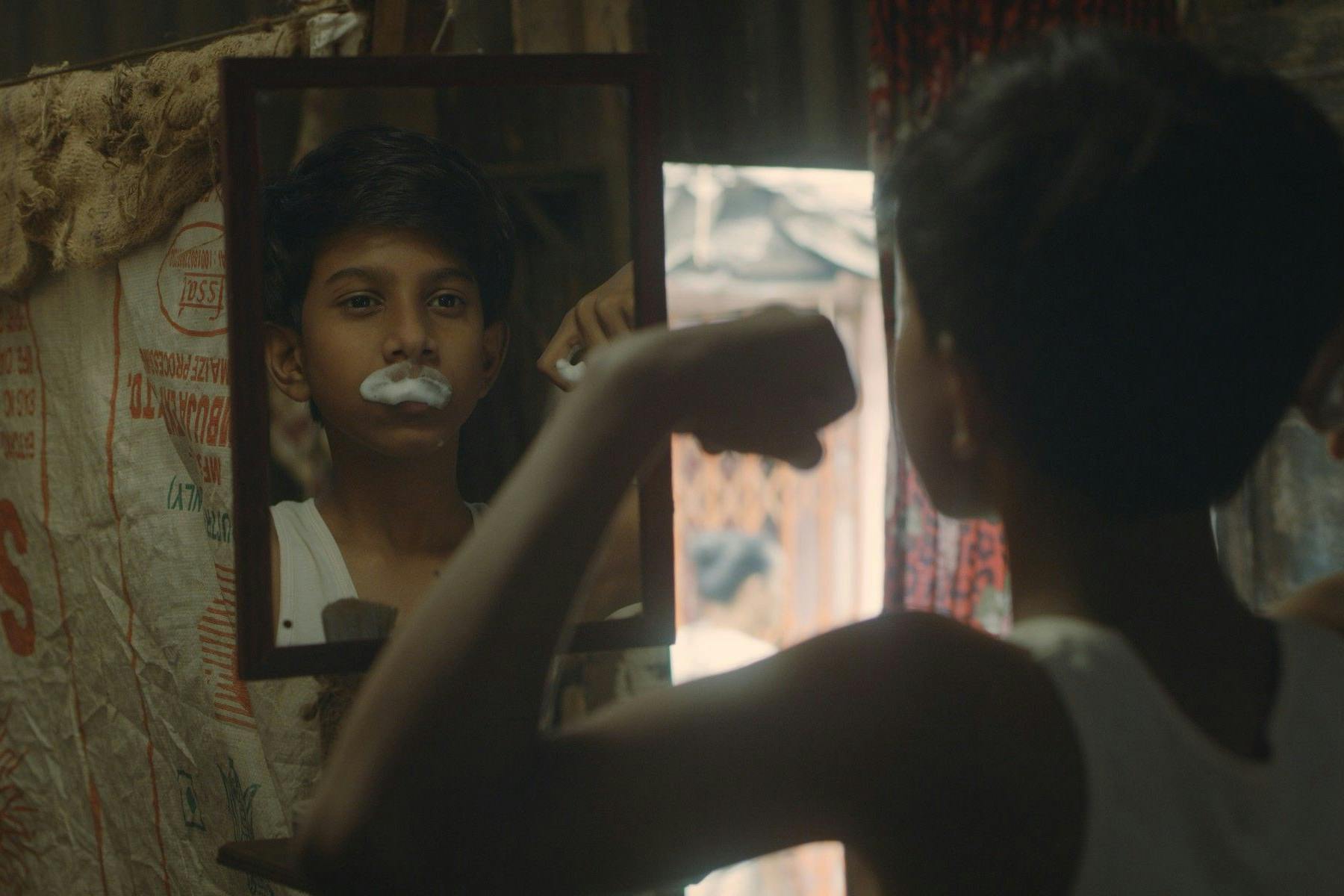 Ashish (Manas Tondwalkar) übt das Starksein.