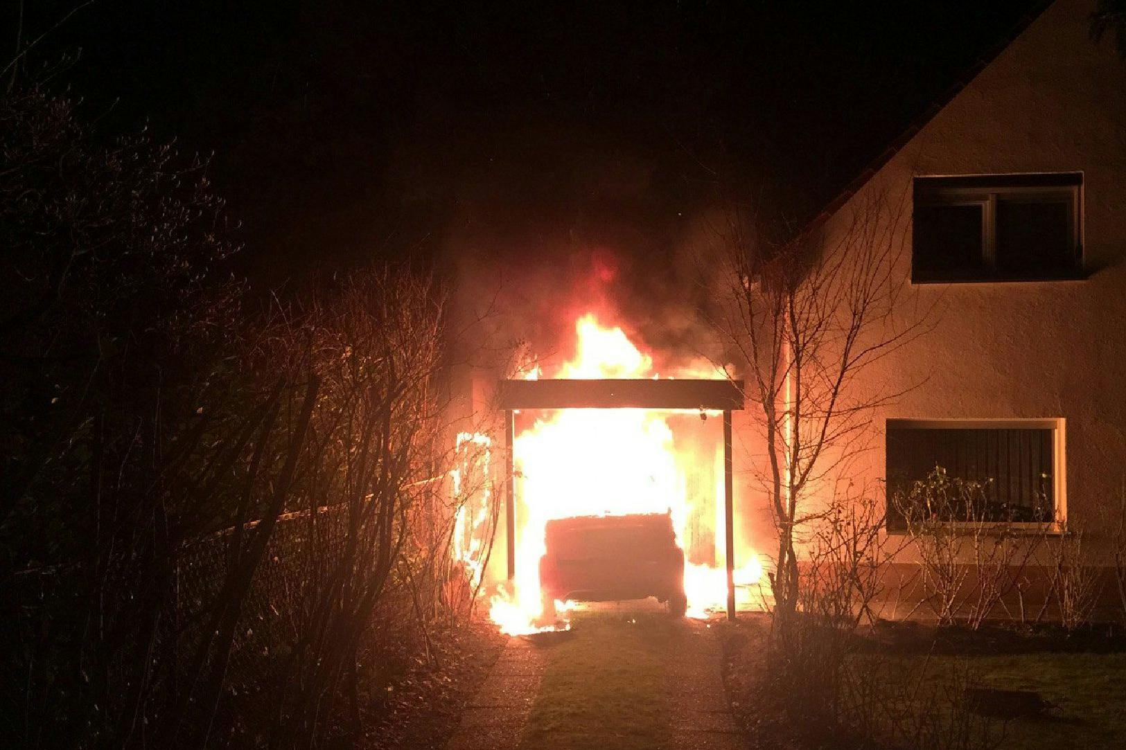 Ein brennendes Auto in der Garage von Linke-Politiker Ferat Koçak in Berlin-Neukölln.