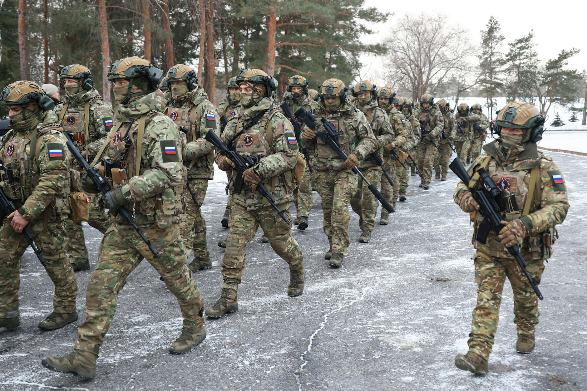 Russische Soldaten auf dem Weg in ukrainisches Gebiet. Alexander F. soll in der Ukraine auf Seiten der Russen gekämpft haben.