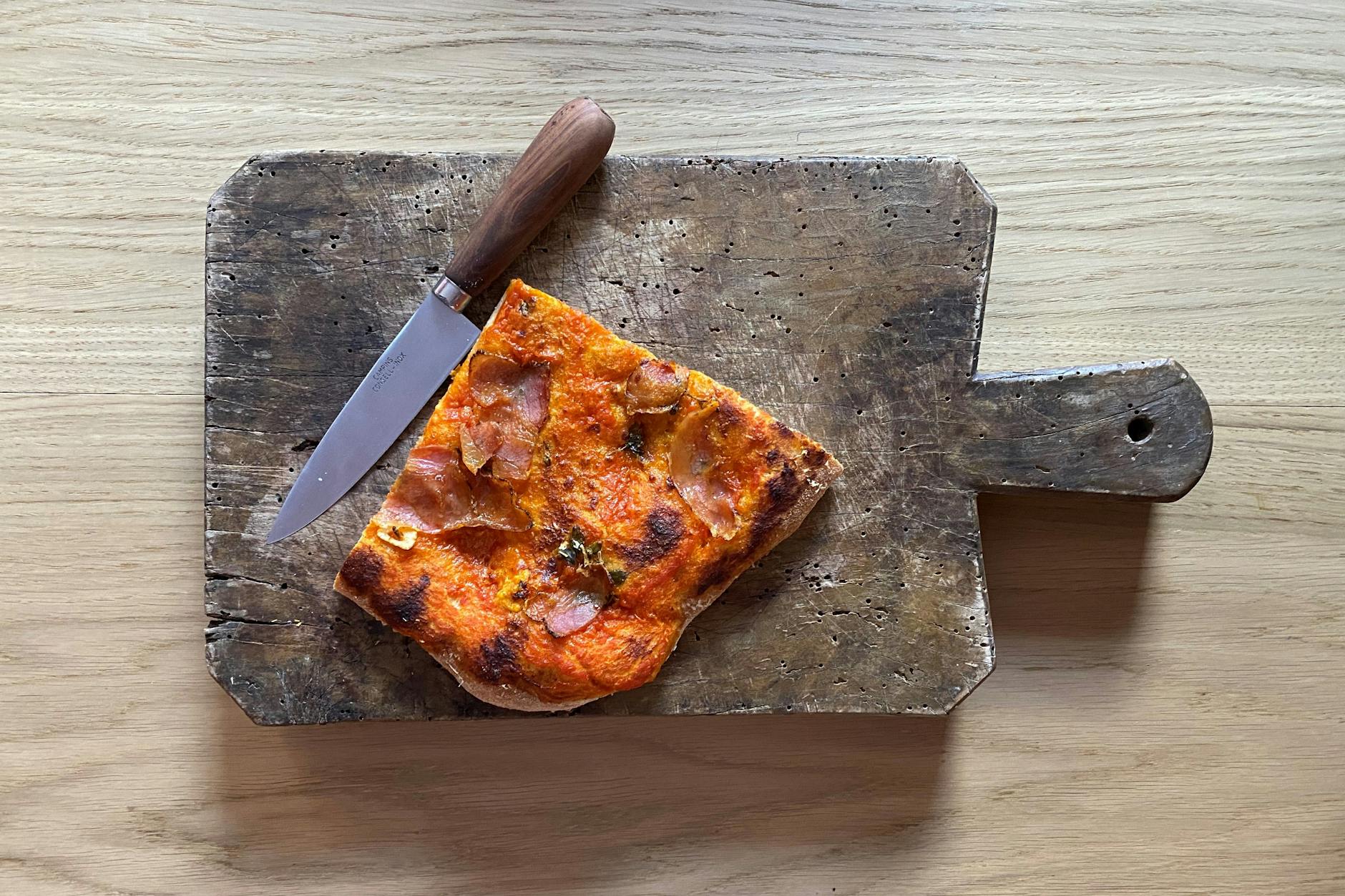 Eine Pizza, die unser Koch Felix Hanika diese Woche gebacken hat. Ohne Mozzarella, dafür mit Parmesankäse und Guanciale. Wunderbar!