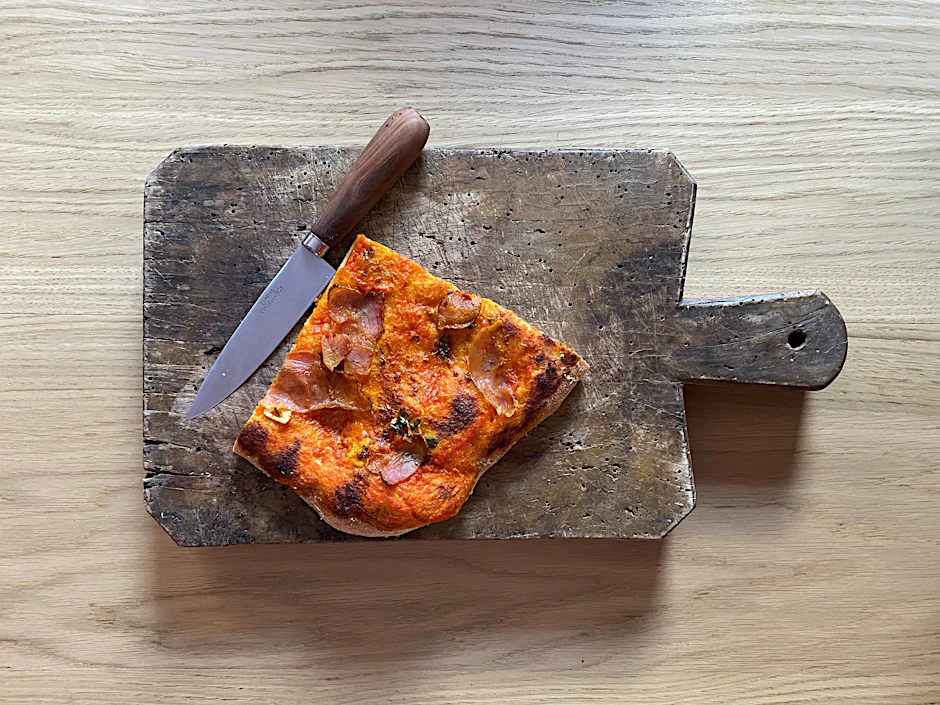 Eine Pizza, die unser Koch Felix Hanika diese Woche gebacken hat. Ohne Mozzarella, dafür mit Parmesankäse und Guanciale. Wunderbar!