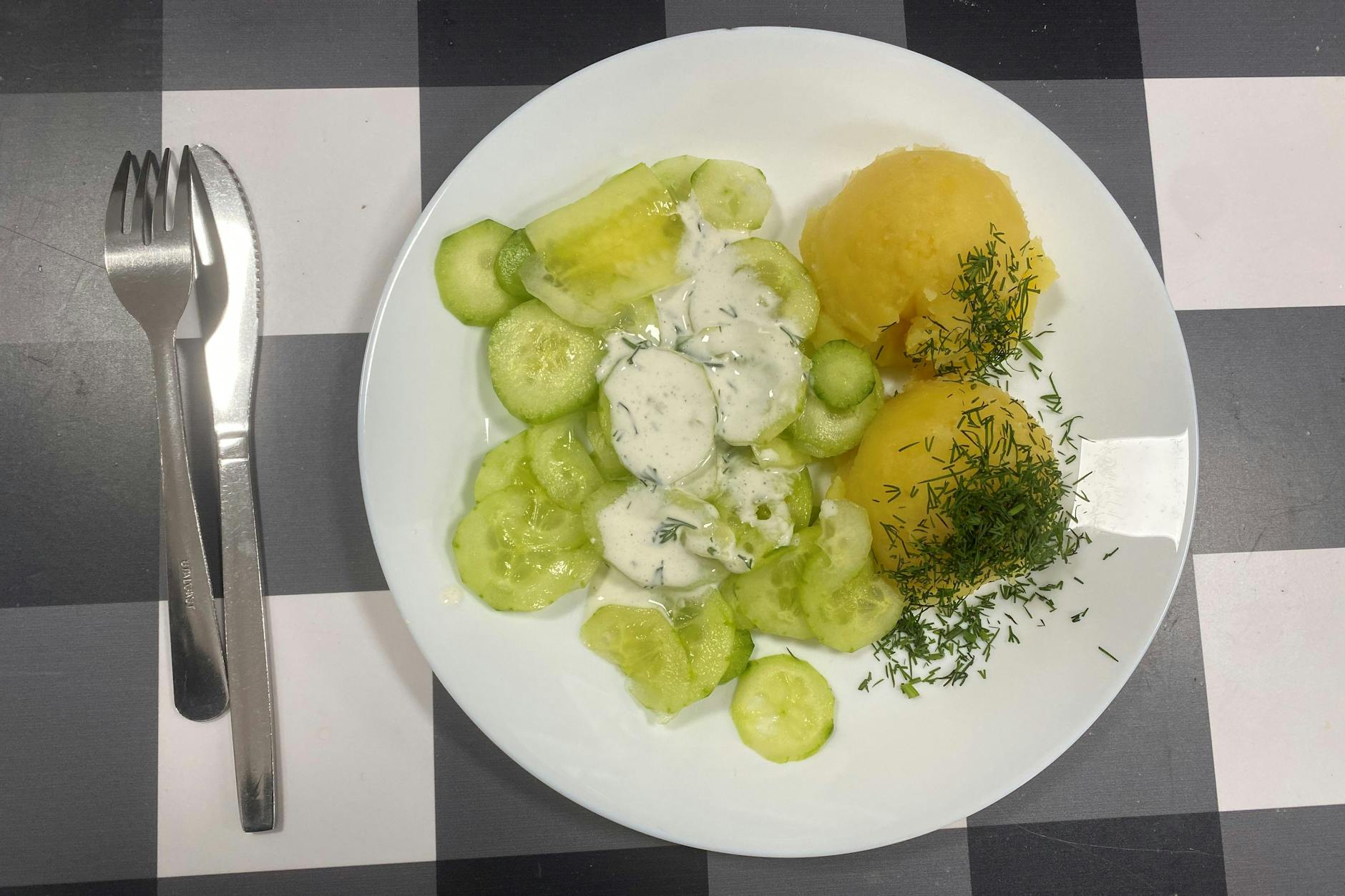 Mizeria (Gurkensalat) und Ziemniaki (Kartoffeln mit Dill)