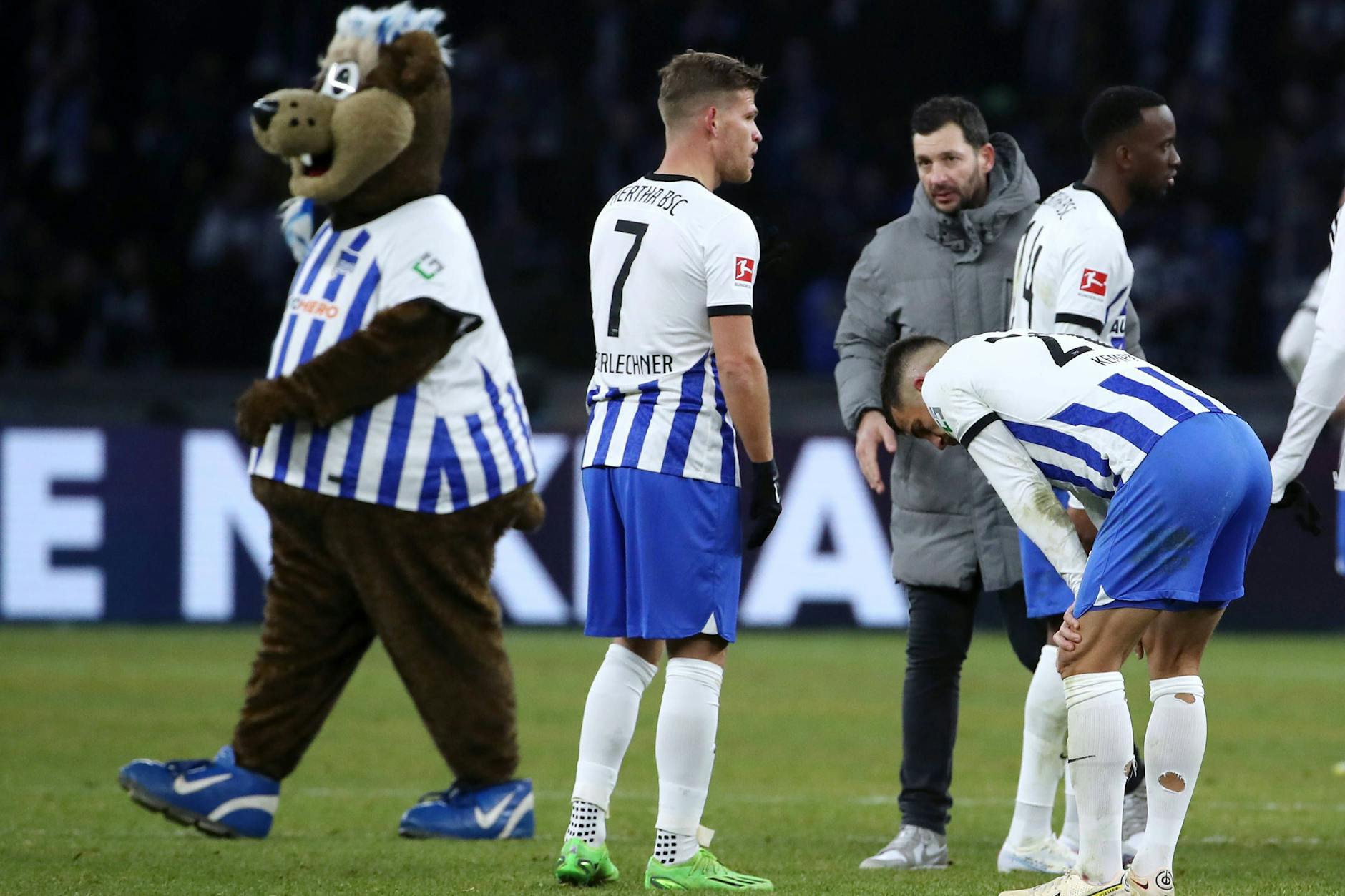 Da kommen selbst Maskottchen Herthinho die Tränen. Es ist ein gewohntes Bild bei Hertha BSC geworden. Trainer Sandro Schwarz muss nach Pleiten die Spieler trösten.