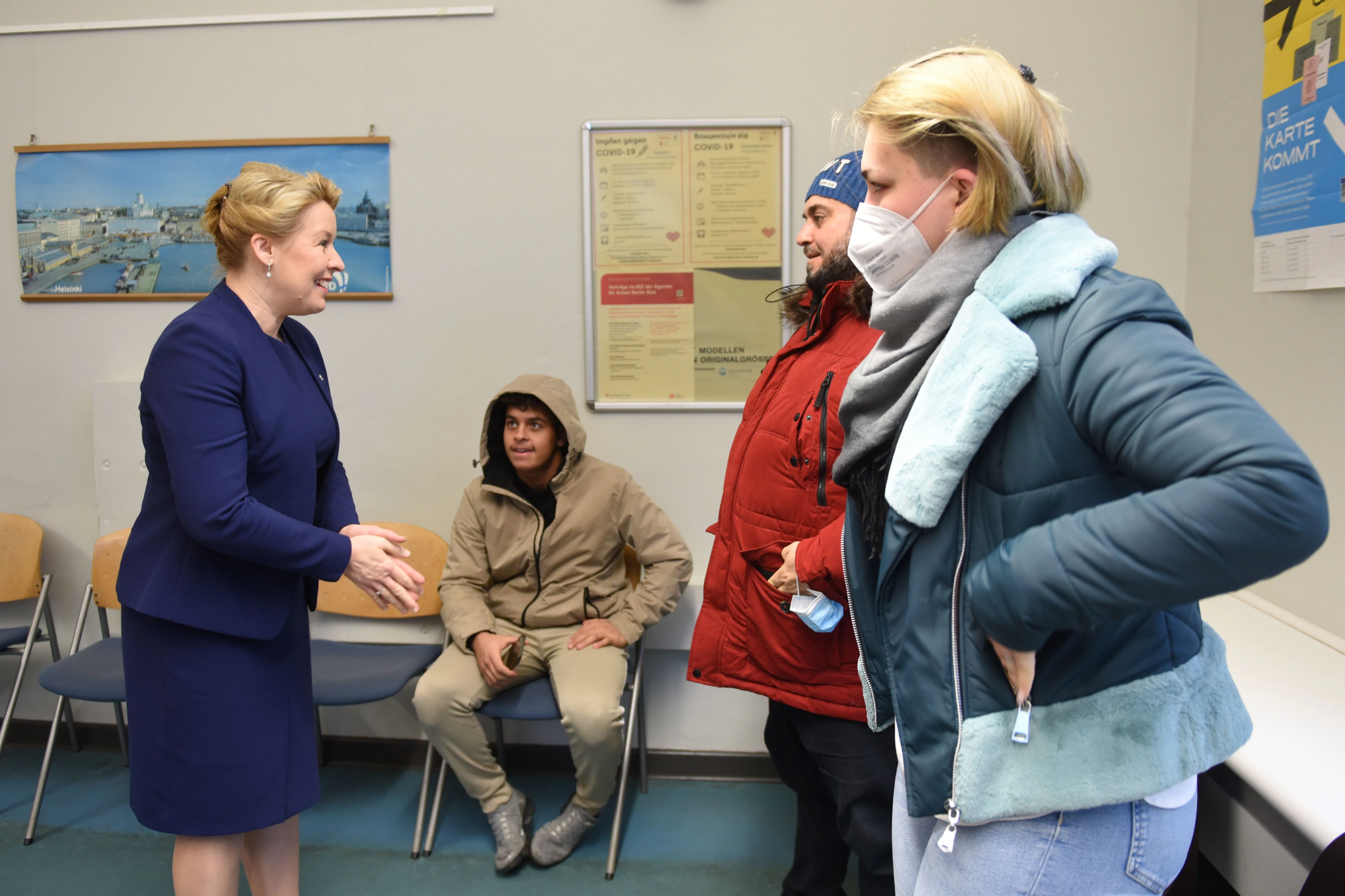 „Na, allet jut?“ Franziska Giffey besucht das Bürgeramt Neukölln.