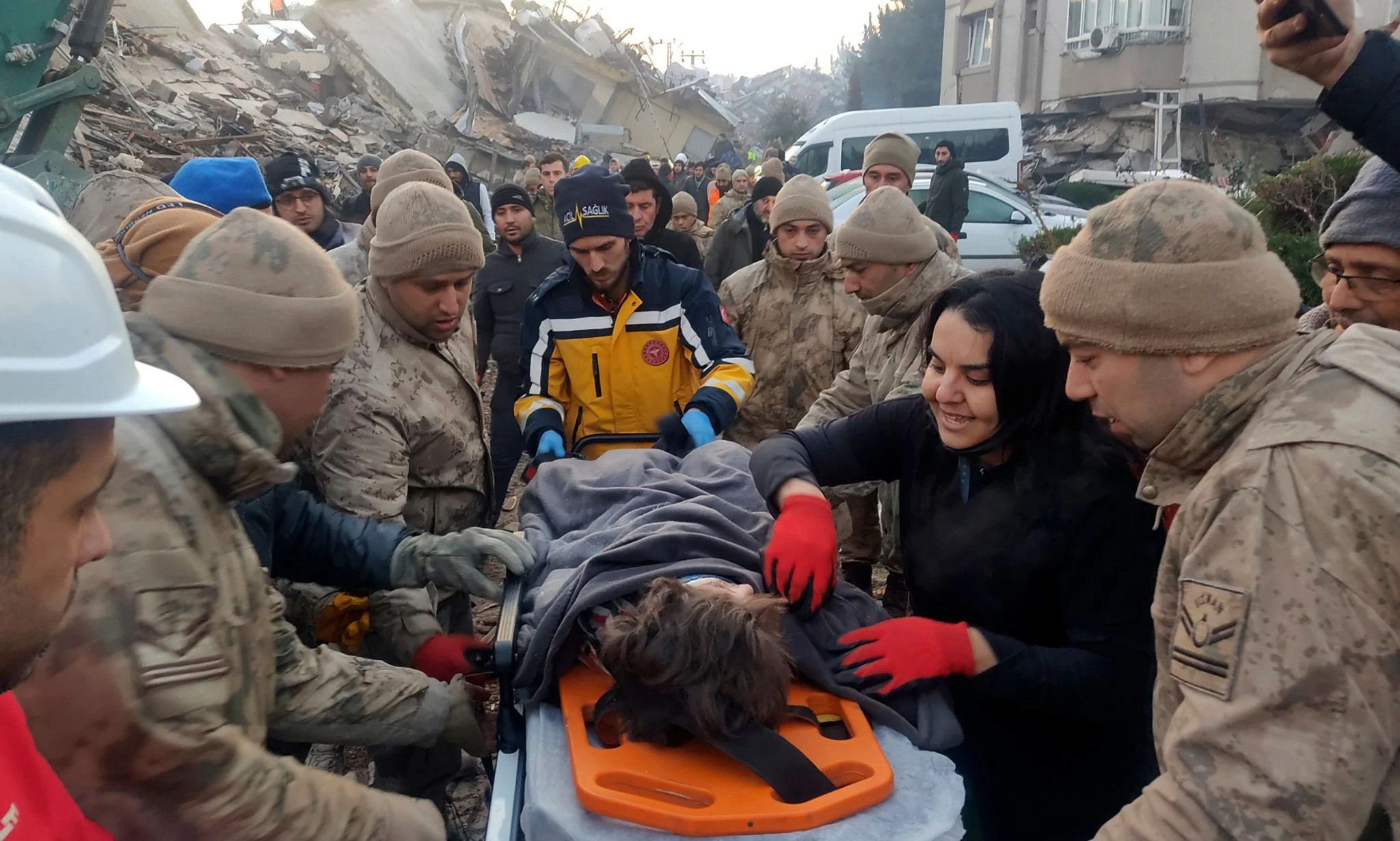 Türkische Soldaten retten ein zehnjähriges Mädchen aus den Trümmern eines Hauses in Hatay.  