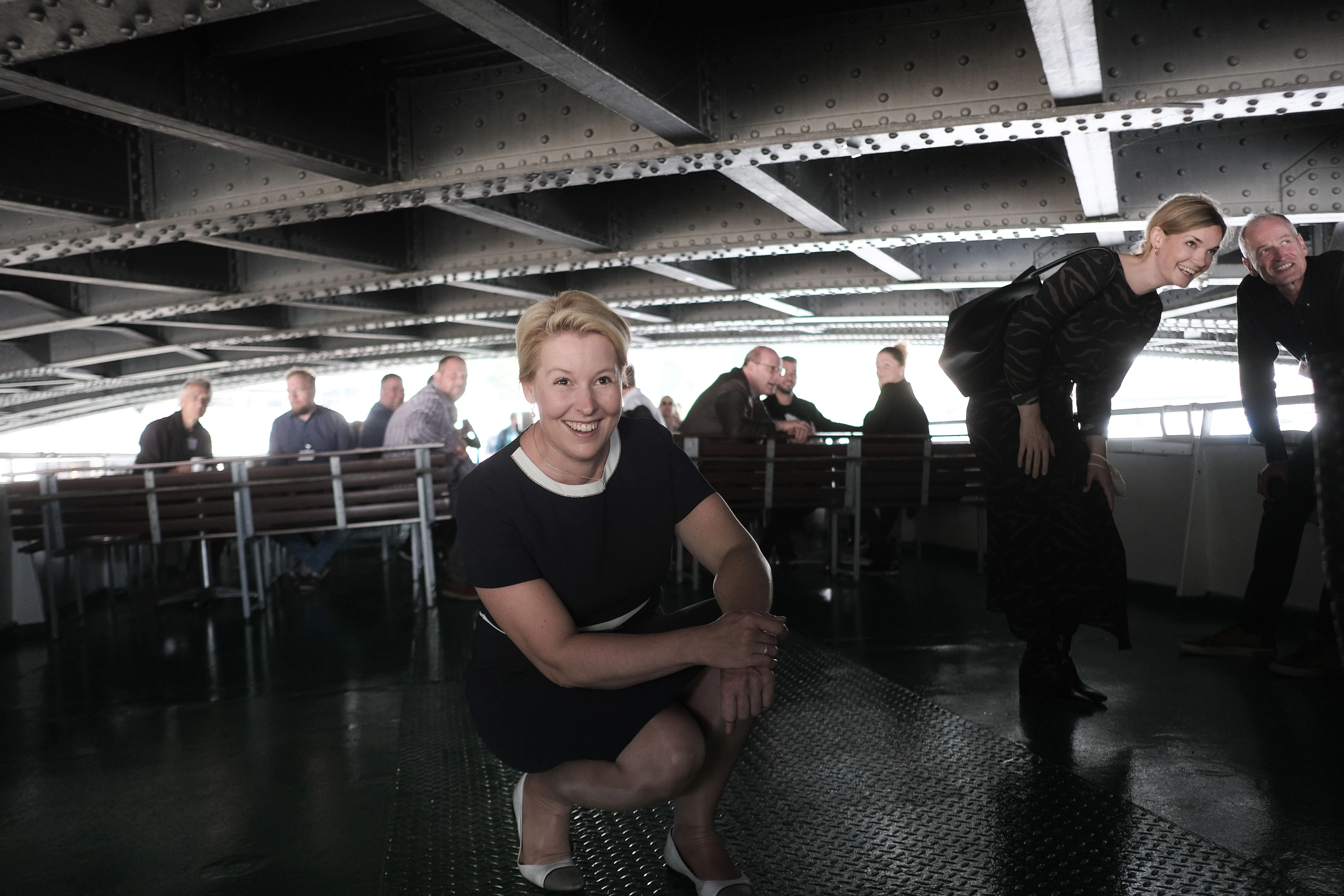 Bootsfahrt auf der Spree im Sommer 2021. Kein Kampfpanzer-Diskussion, keine Angst vor Wohlstandsverlust.