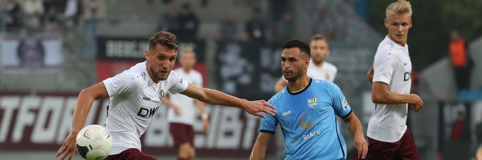 Schon das Hinspiel des BFC Dynamo in Chemnitz war eine packende Partie. An diesem Freitag wollen Amar Suljic (l.) &amp; Co. Revanche für das unglückliche 0:1 nehmen.
