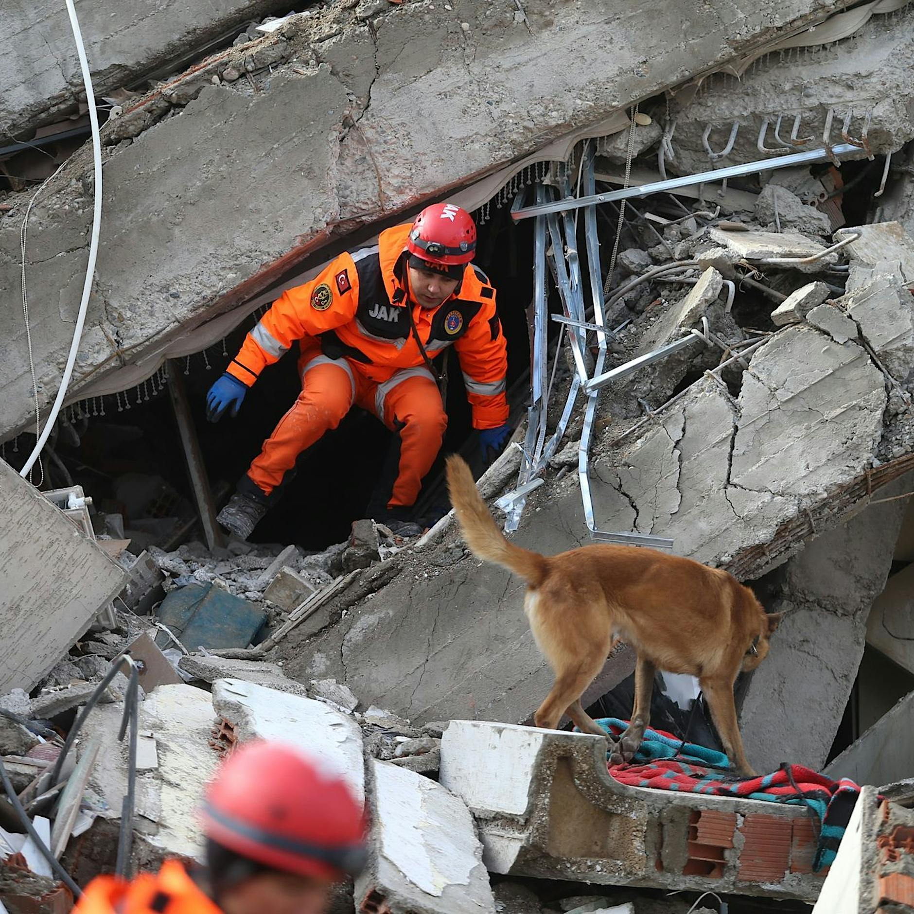 Frau mit zwei Kindern 78 Stunden nach Erdbeben aus Trümmern gerettet