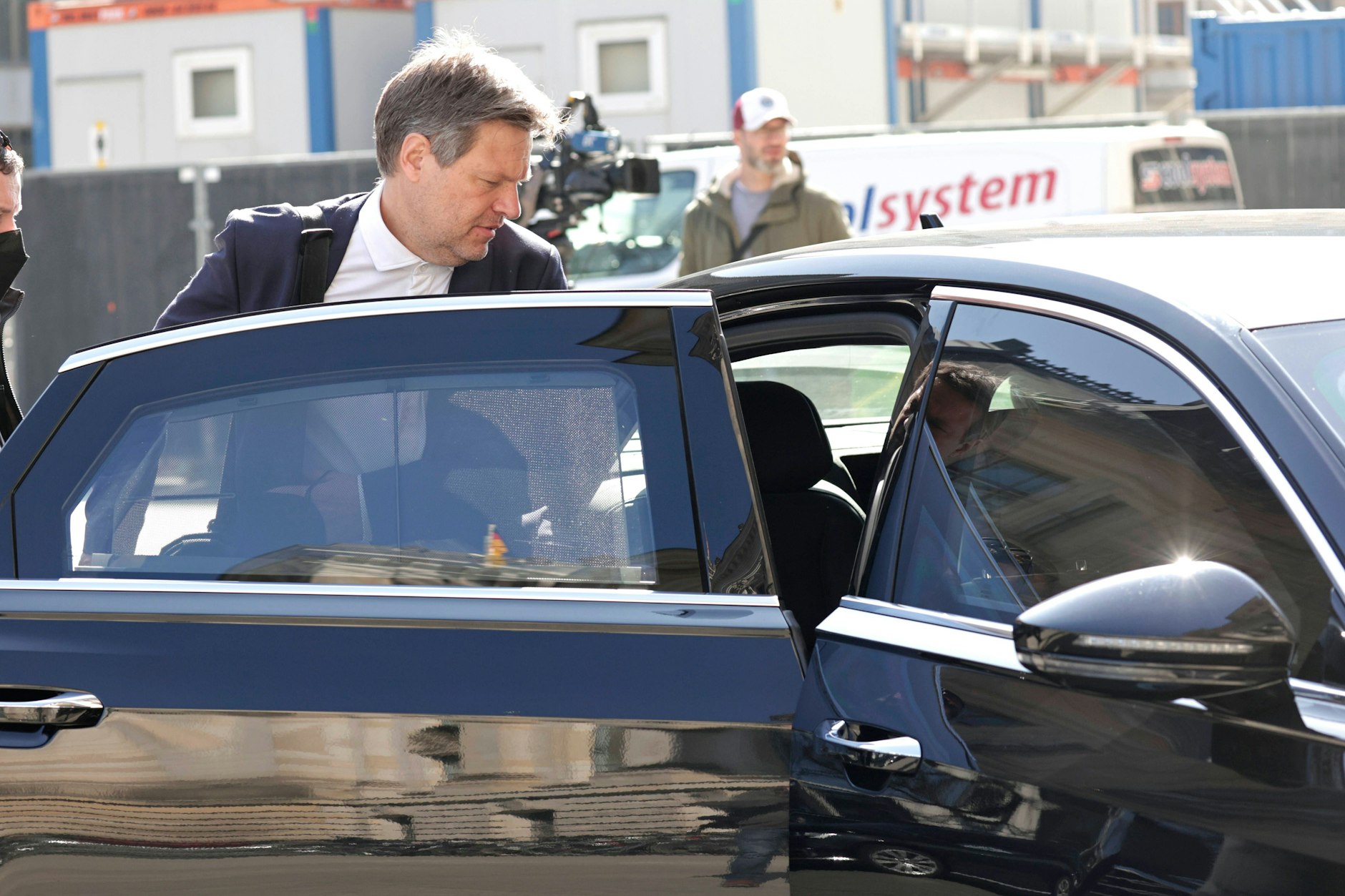 Tempolimit bei Dienstfahrten? Sogar Klimaschutzminister Robert Habeck sieht keinen Anlass, fürs Klima 100 km/h Höchstgeschwindigkeit anzuordnen.