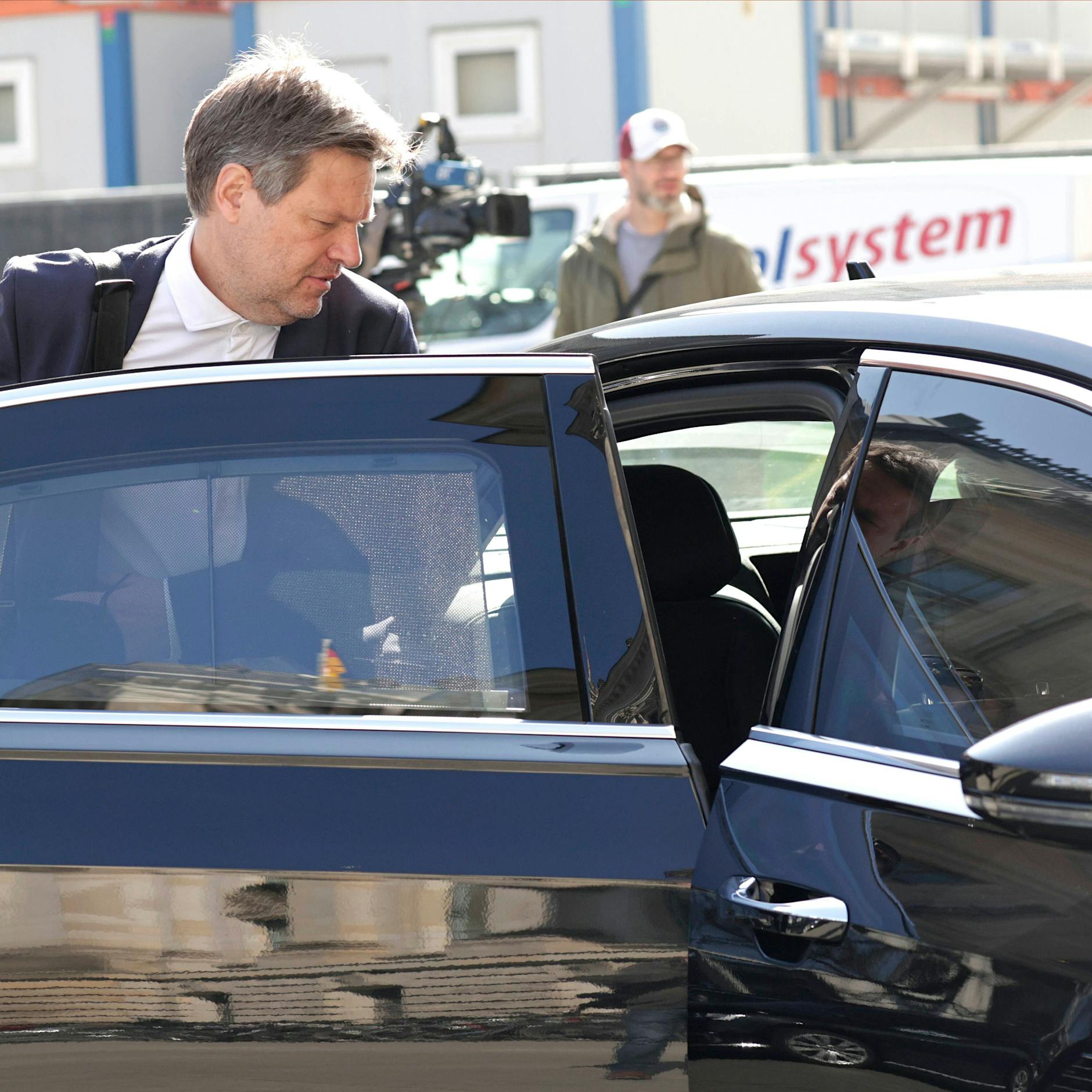 Rot-grüne Doppelmoral: Nur ein einziges Bundesministerium hält sich freiwillig an ein Tempolimit bei Dienstfahrten!