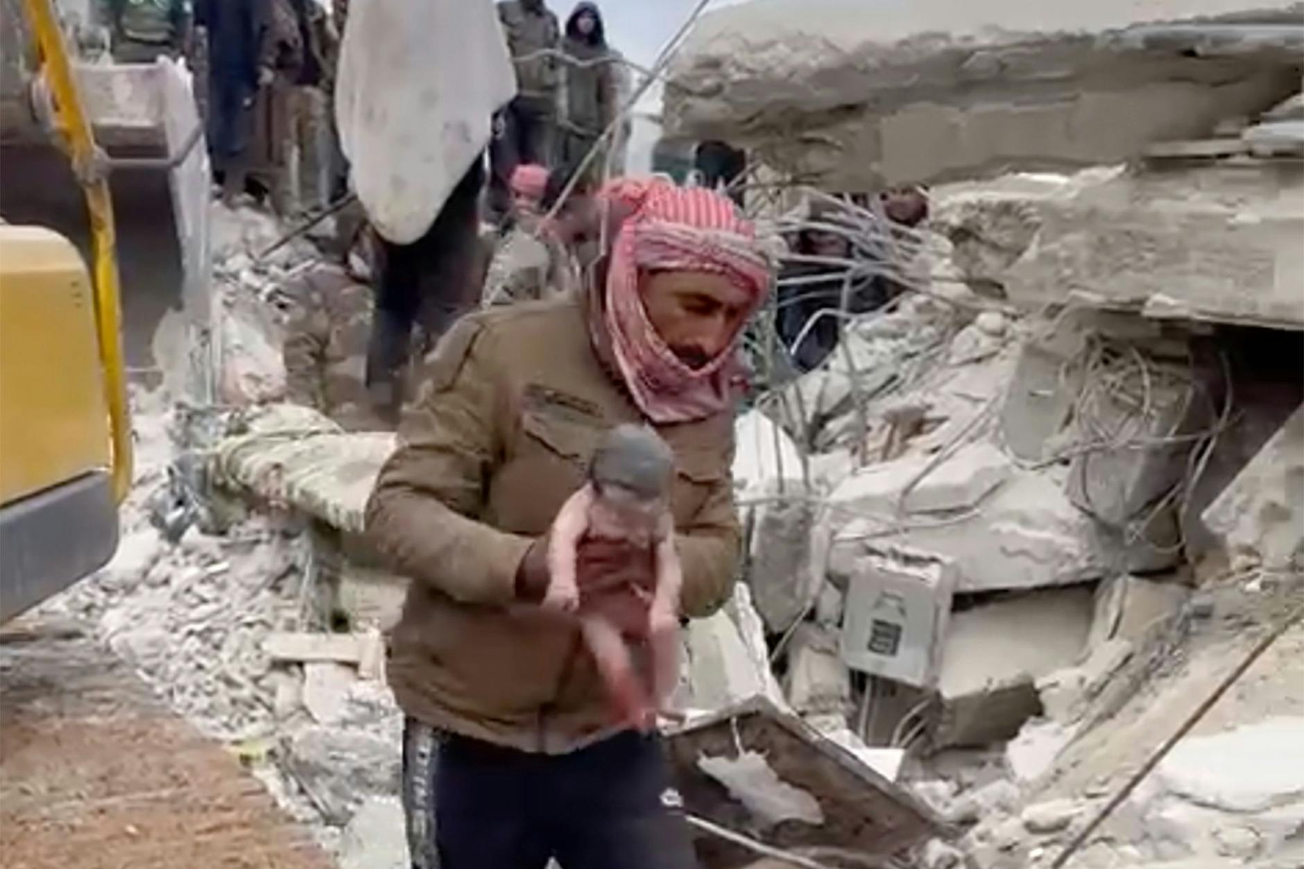 Syrien: Ein Retter trägt ein neugeborenes Mädchen.