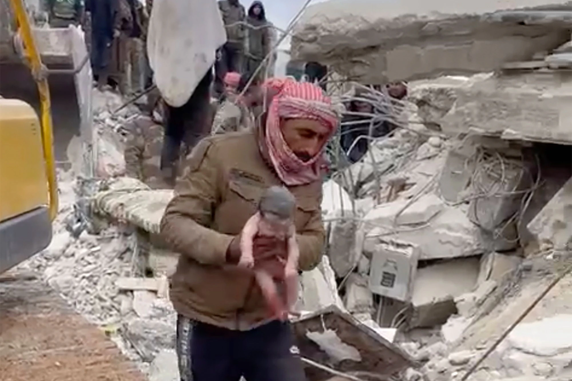 Syrien: Ein Retter trägt ein neugeborenes Mädchen.