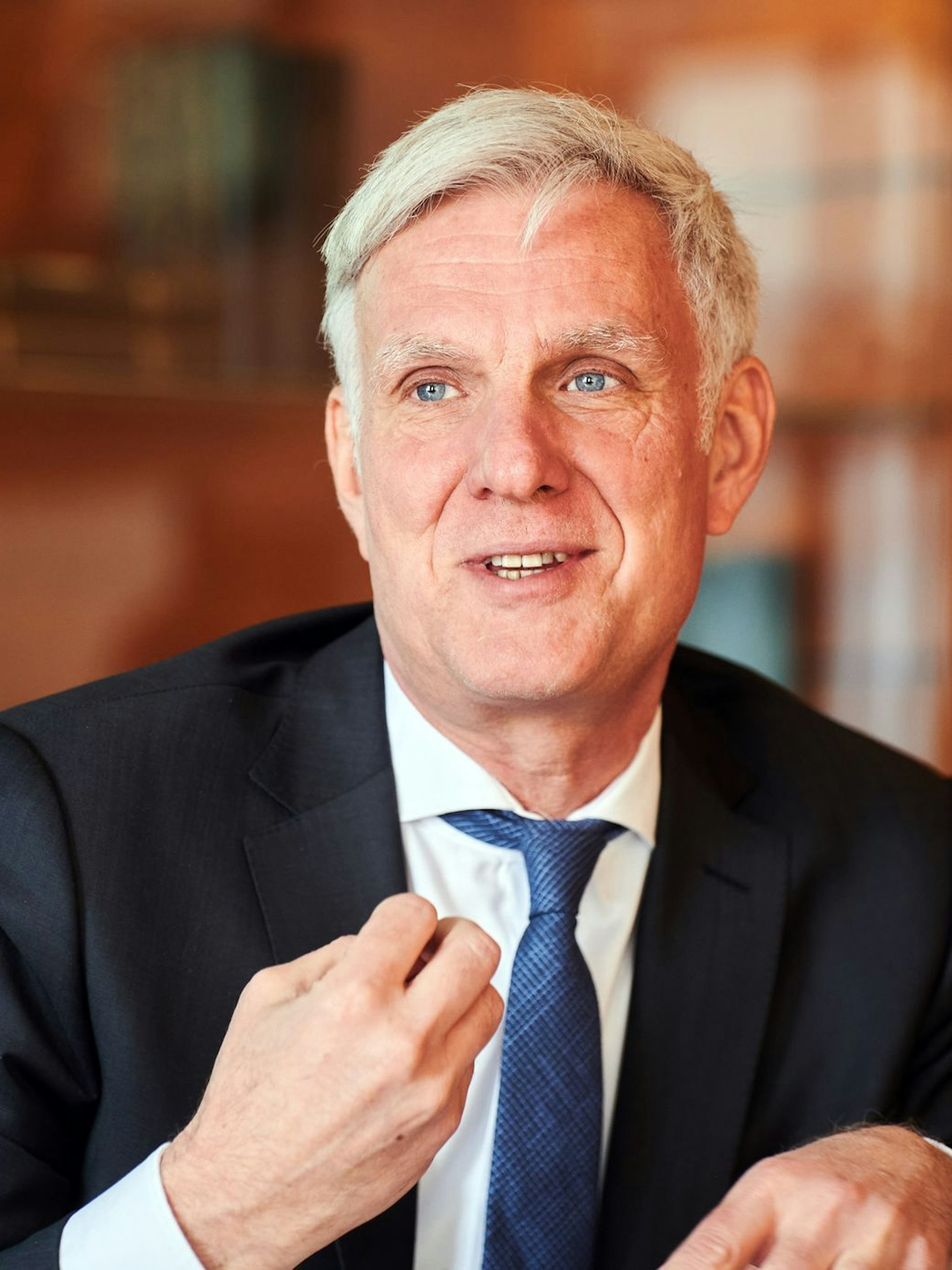 Hofft auf Sonnenstrom von vielen Mieter-Balkonen: Wirtschaftssenator Stephan Schwarz (parteilos, für SPD)