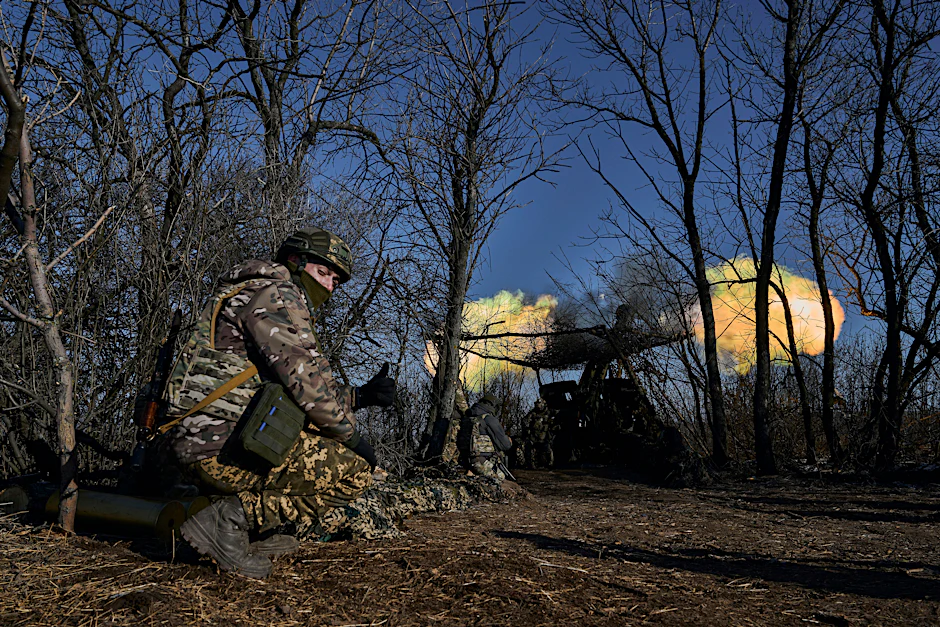 Ein ukrainischer Soldat in der Nähe der ukrainischen Stadt Bakhmut.