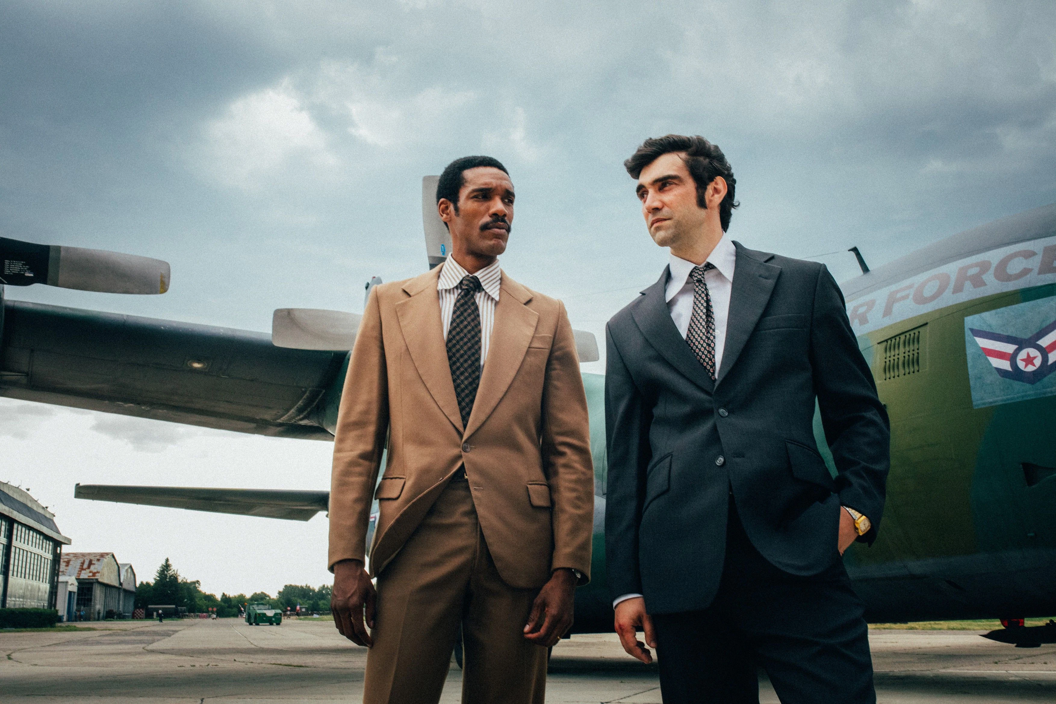 Alec Secăreanu und&nbsp;Parker Sawyers als Geheimagenten