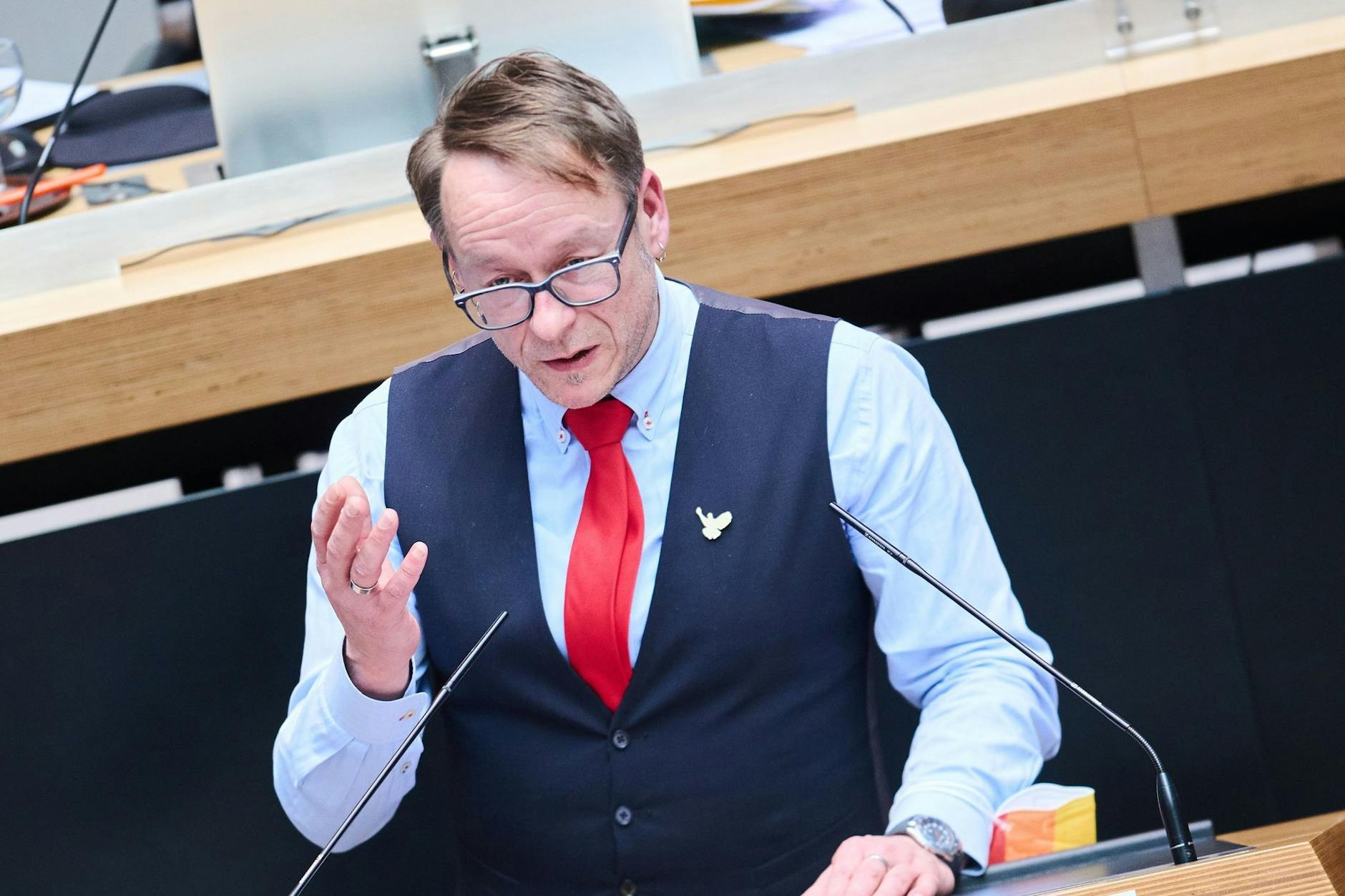 Carsten Schatz (Linke) spricht im Abgeordnetenhaus.