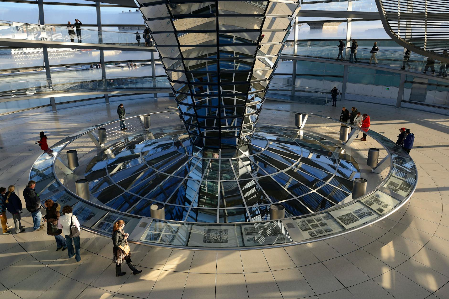 Blick in die Kuppel des Deutschen Bundestages