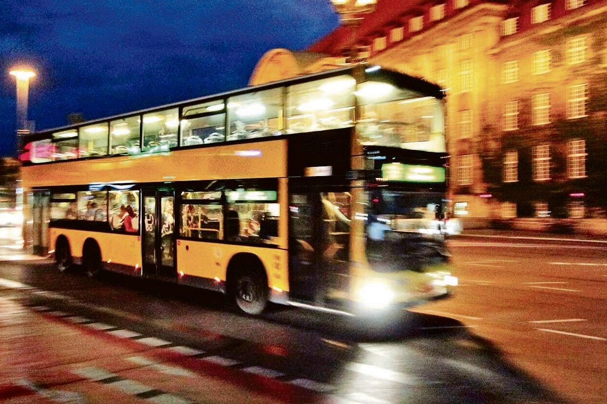 Ein Bus in der Nacht