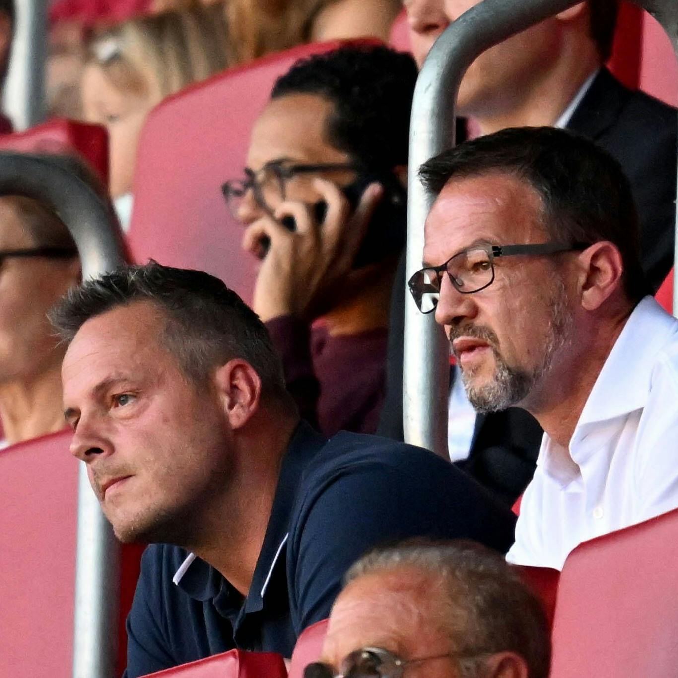 Kay Bernstein, Präsident von Hertha BSC, auf der Tribüne mit Ex-Manager Fredi Bobic.