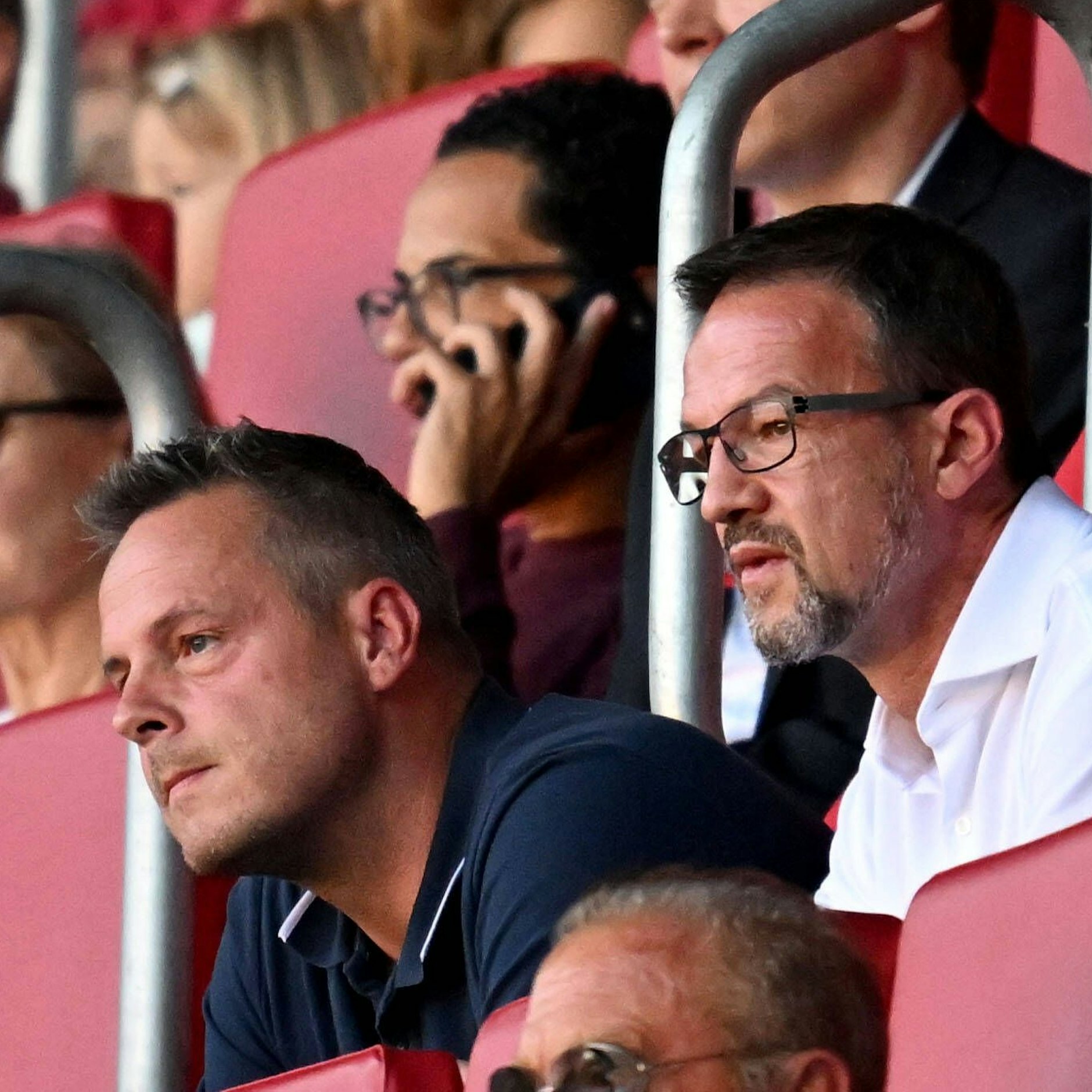 Kay Bernstein, Präsident von Hertha BSC, auf der Tribüne mit Ex-Manager Fredi Bobic.