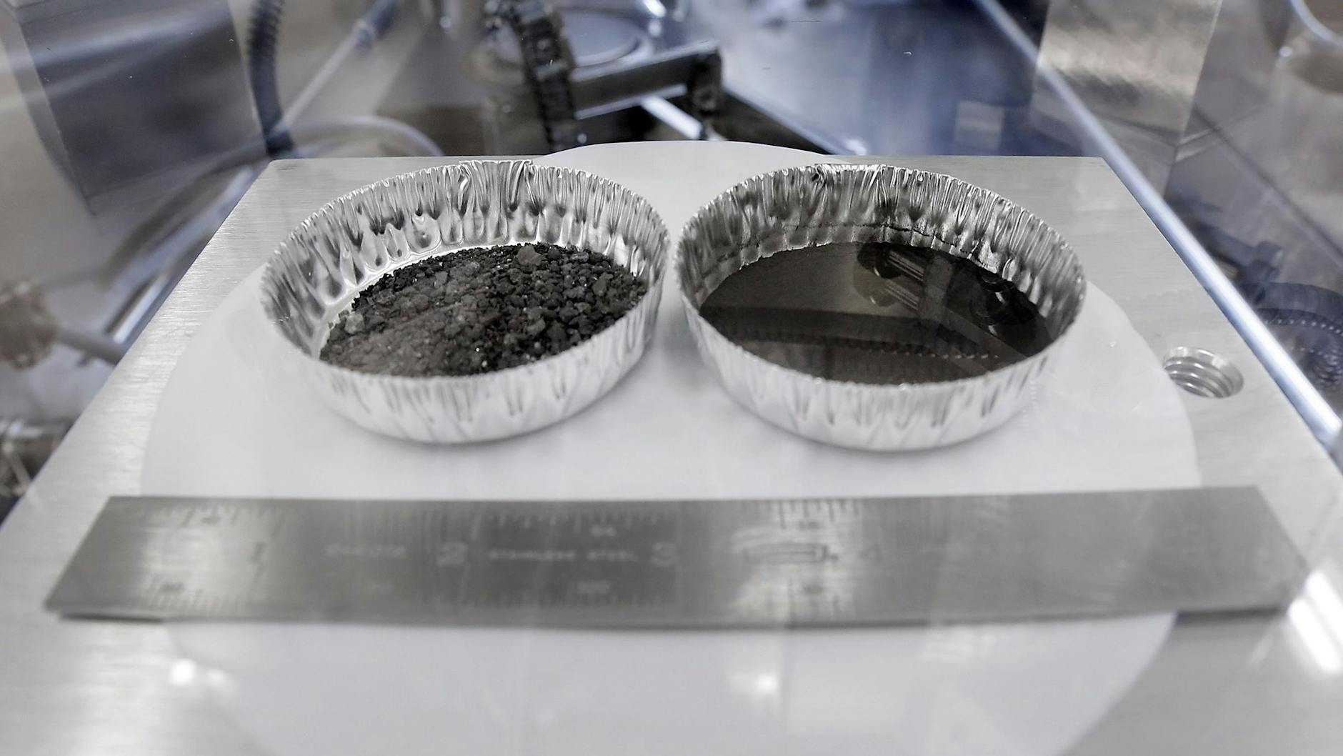 Zwei Alufolienschalen mit Mondstaub, den Neil Armstrong auf dem Mond gesammelt hat, werden im Mondlabor des Nasa Johnson Space Center ausgestellt.